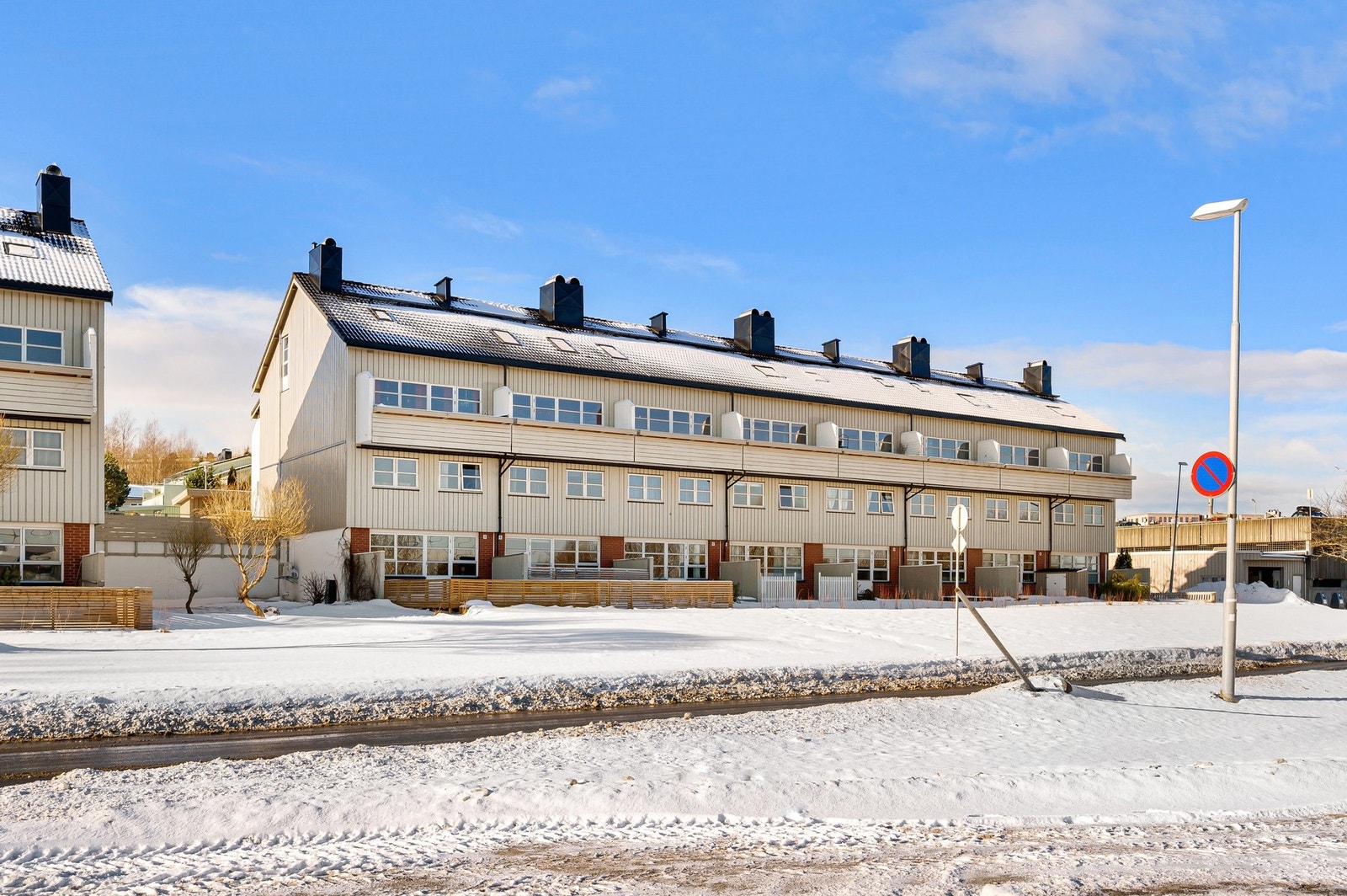 Det er et godt kollektivtilbud, med nærmeste bussholdeplass en kort spasertur unna. Det er pent opparbeidede lekeplasser/fellesarealer inne på tunet, samt kort vei til fotballbane, lysløype, skiløyper, idrettshall, treningssenter og svømmehall. Galleribilde