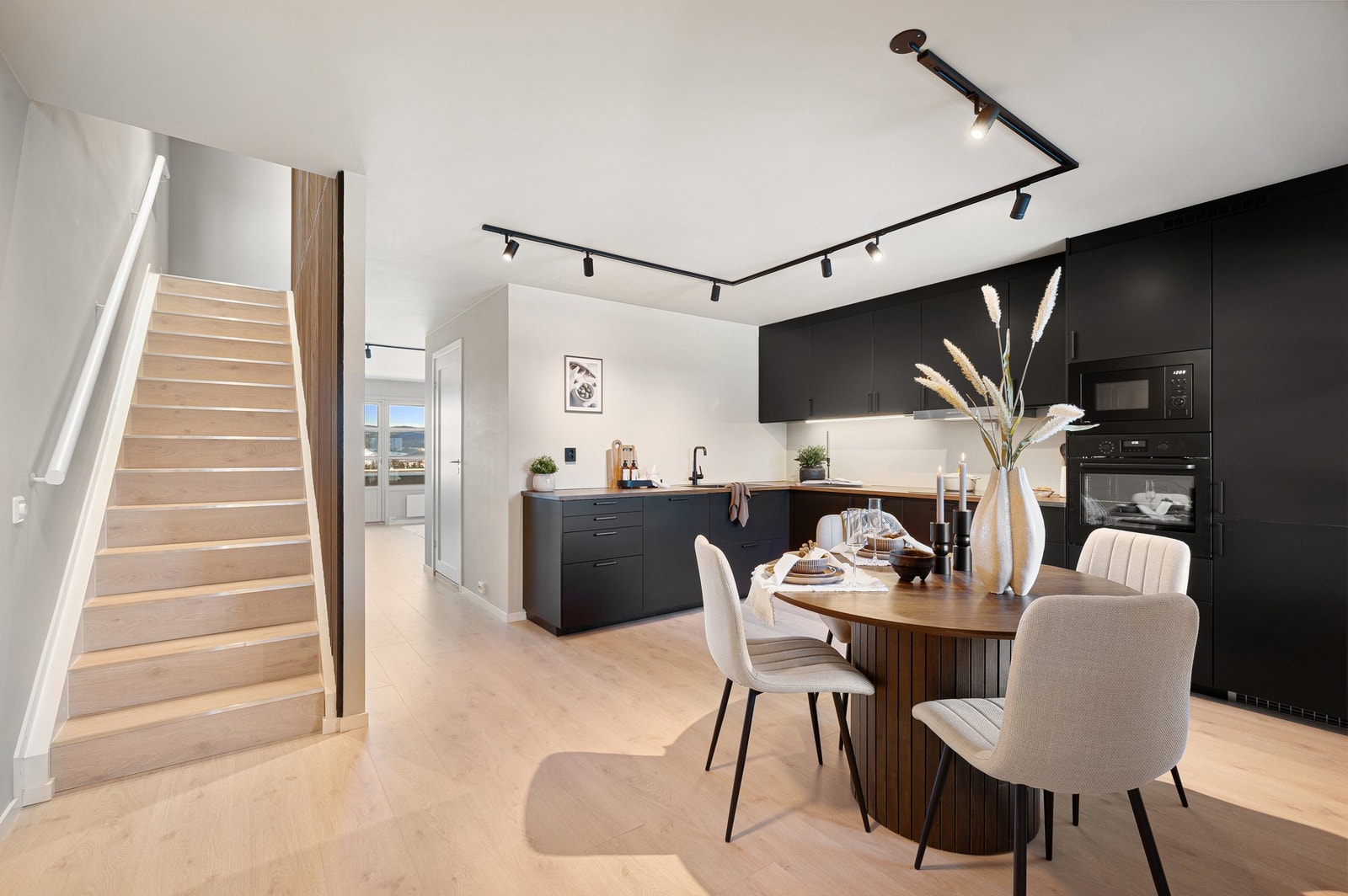 Nyoppusset leilighet over 2-plan i et rolig og barnevennlig boligområde på Flatåsen. Hele leiligheten er nylig oppusset og holder en gjennomgående god standard. Galleribilde