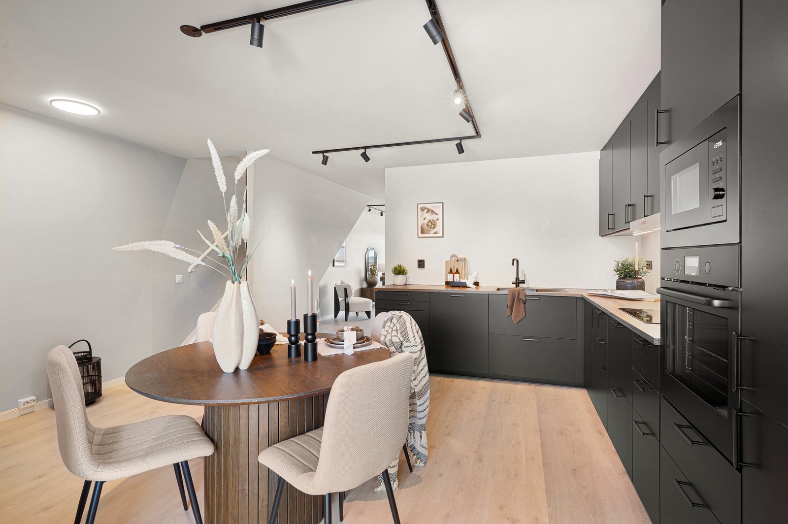 Integrerte
hvitevarer som platetopp, stekeovn, kjøle/fryseskap, mikrobølgeovn og oppvaskmaskin. Galleribilde