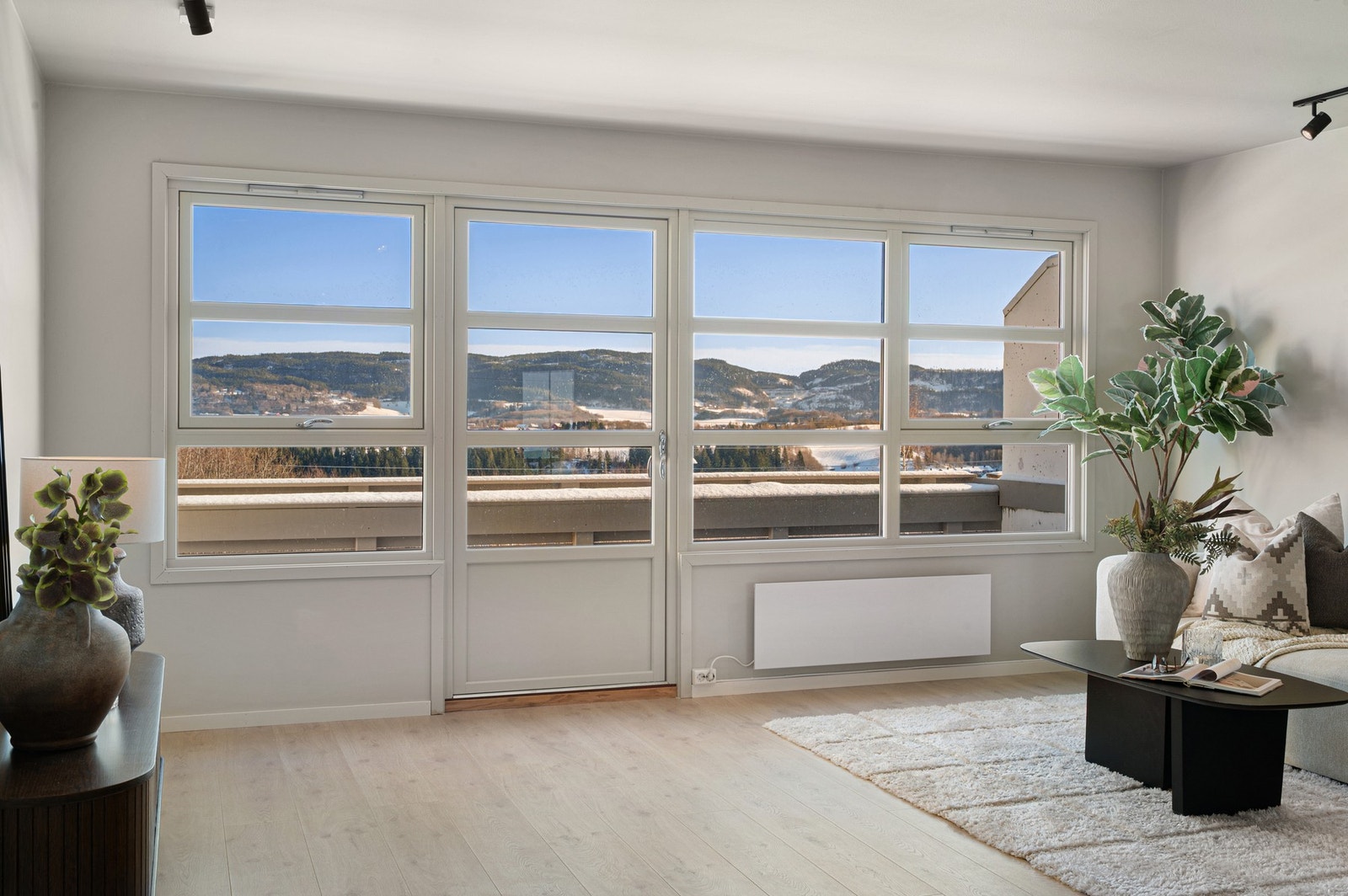 Store vindusflater i stuen gir rikelig med innslipp av naturlig dagslys. Galleribilde