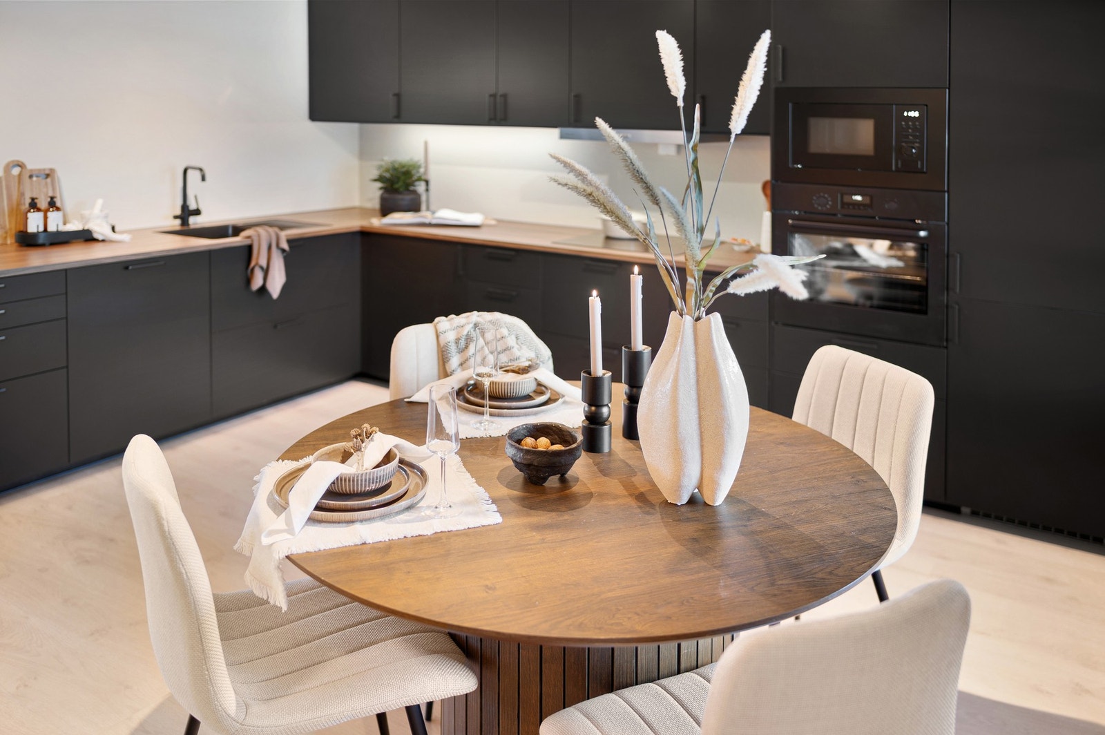 God plass til spisebord ved kjøkkenet. Her kan en nyte fine stunder sammen med familie og venner. Galleribilde