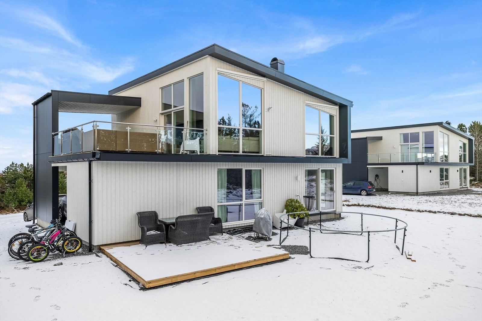 Din lokale eiendomsmegler Aleksander Faksvåg Talgø har gleden av å presentere Øksenvåghøgda 65. Foto: Interiørfoto AS Galleribilde