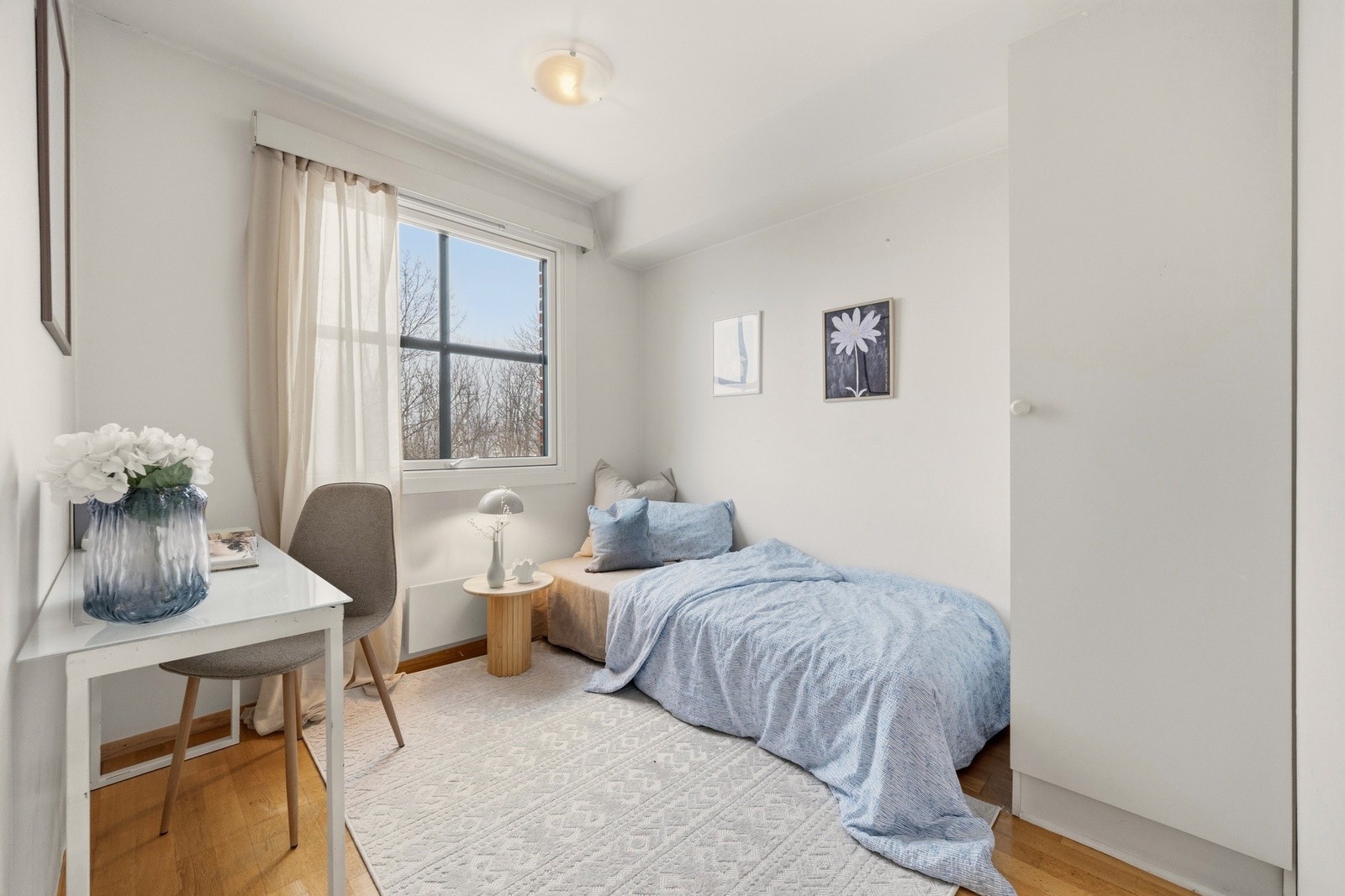 Det andre soverommene er også av god størrelse med plass til en seng, nattbord og en oppbevaringsløsning. Galleribilde