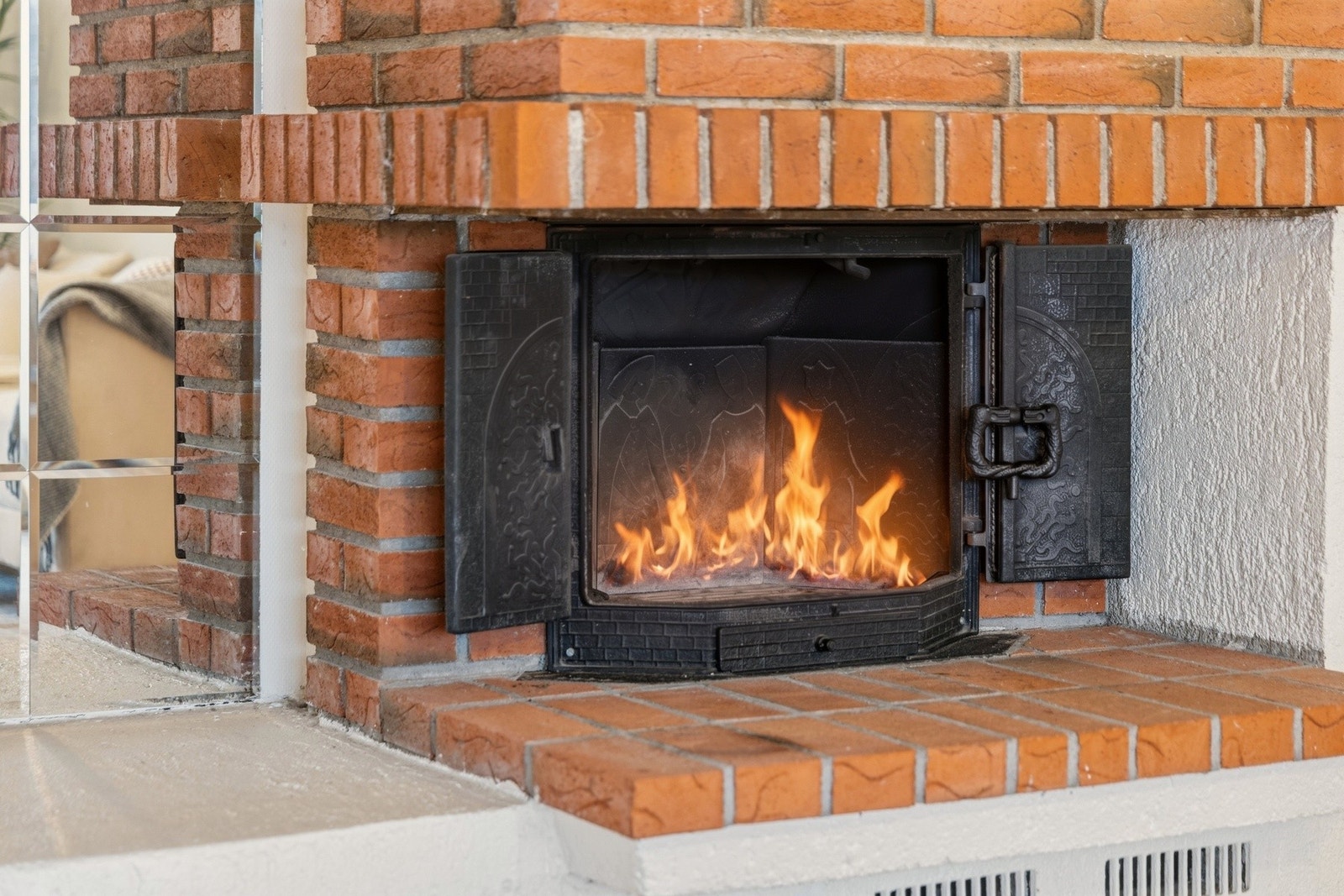 Sentralt i stuen er det en peis som gir en varm og god atmosfære. Galleribilde