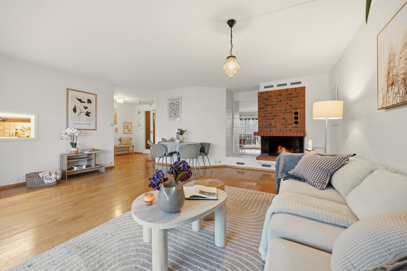 Lys og romslig stue med en praktisk løsning. Galleribilde