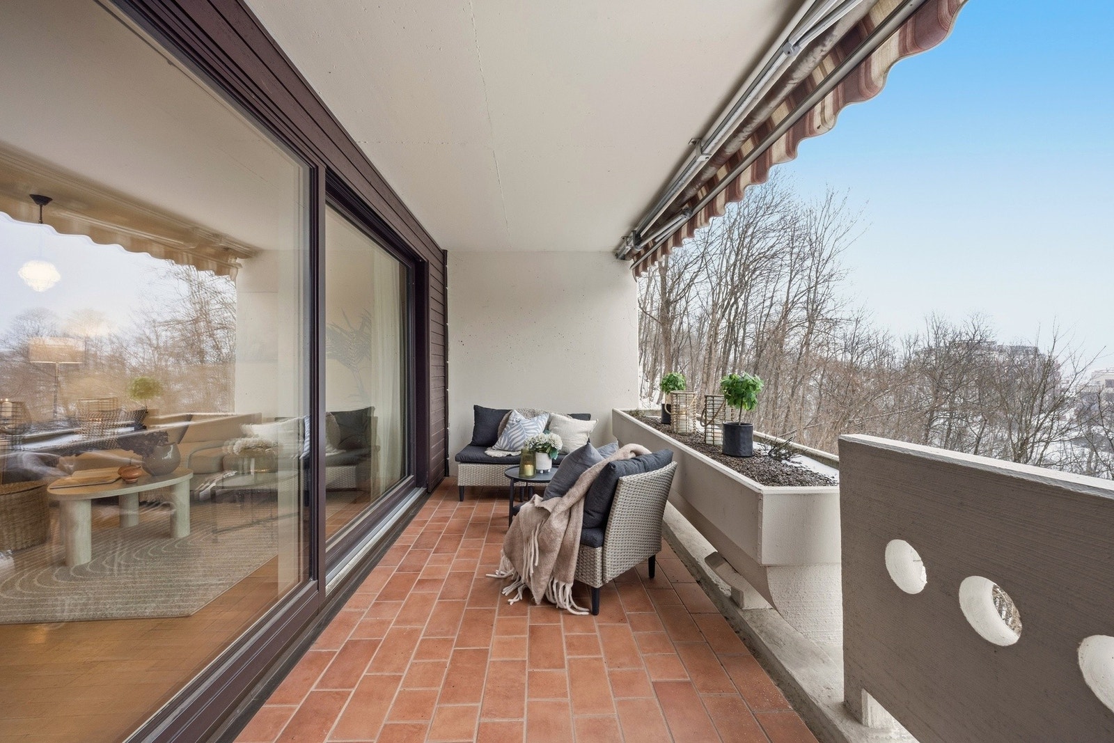 Her har du god plass til sittegruppe, grill og tilhørende utemøblement. Galleribilde