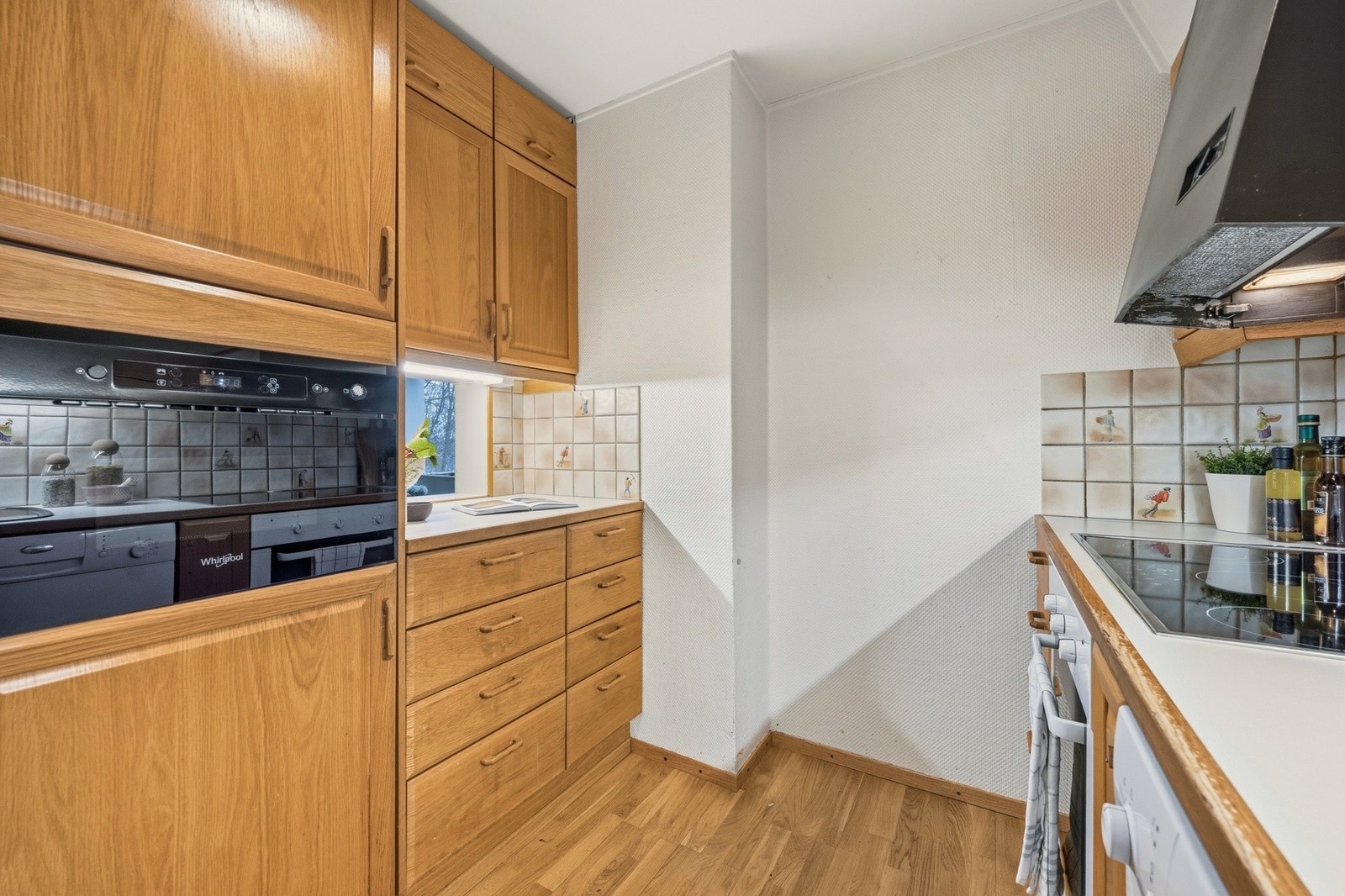 Store benkeplater og skapplass bidrar til å skape et funksjonibelt og arbeidsvennlig kjøkken Galleribilde