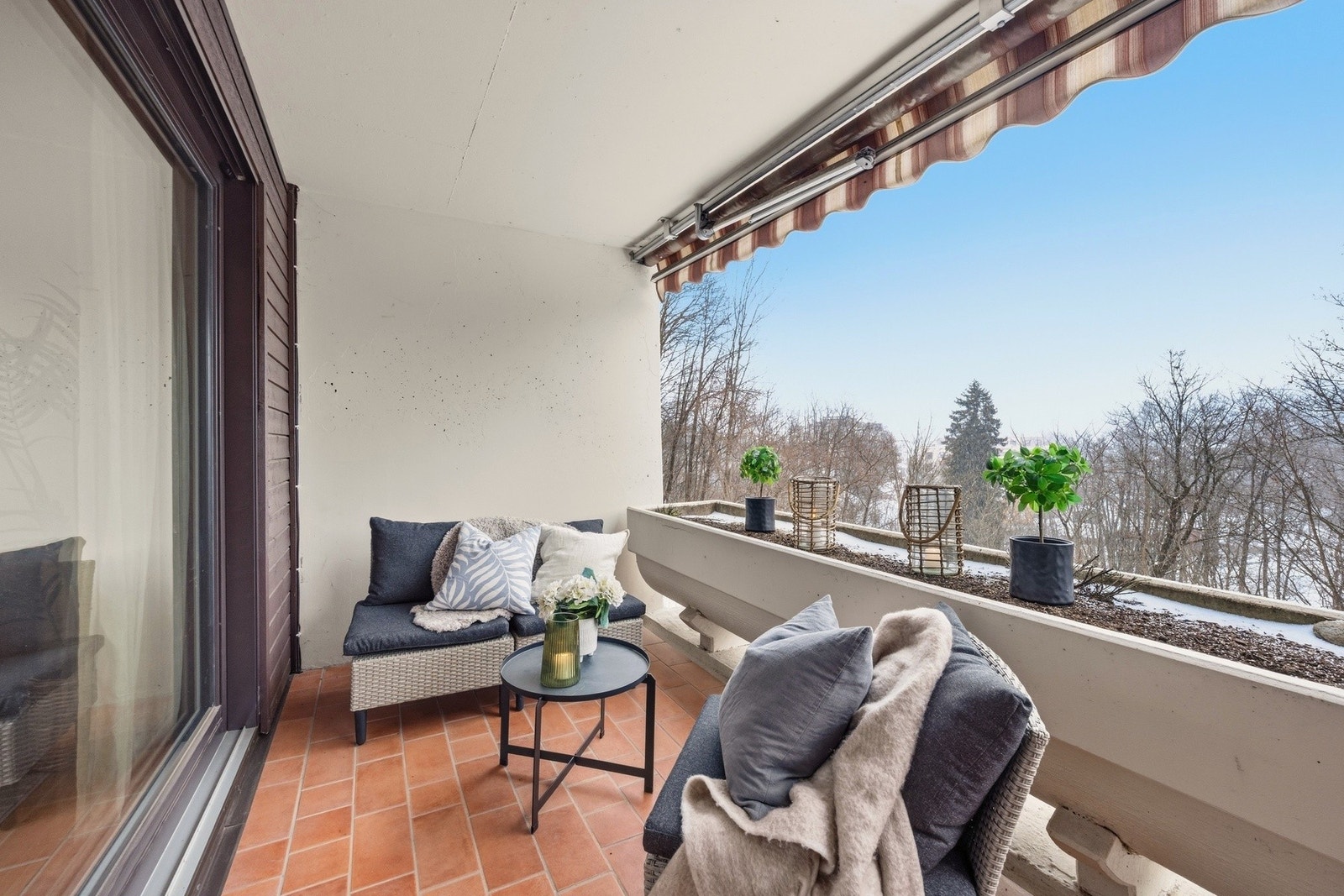 Balkongen fungerer som en forlengelse av stuen på sommerhalvåret. Galleribilde