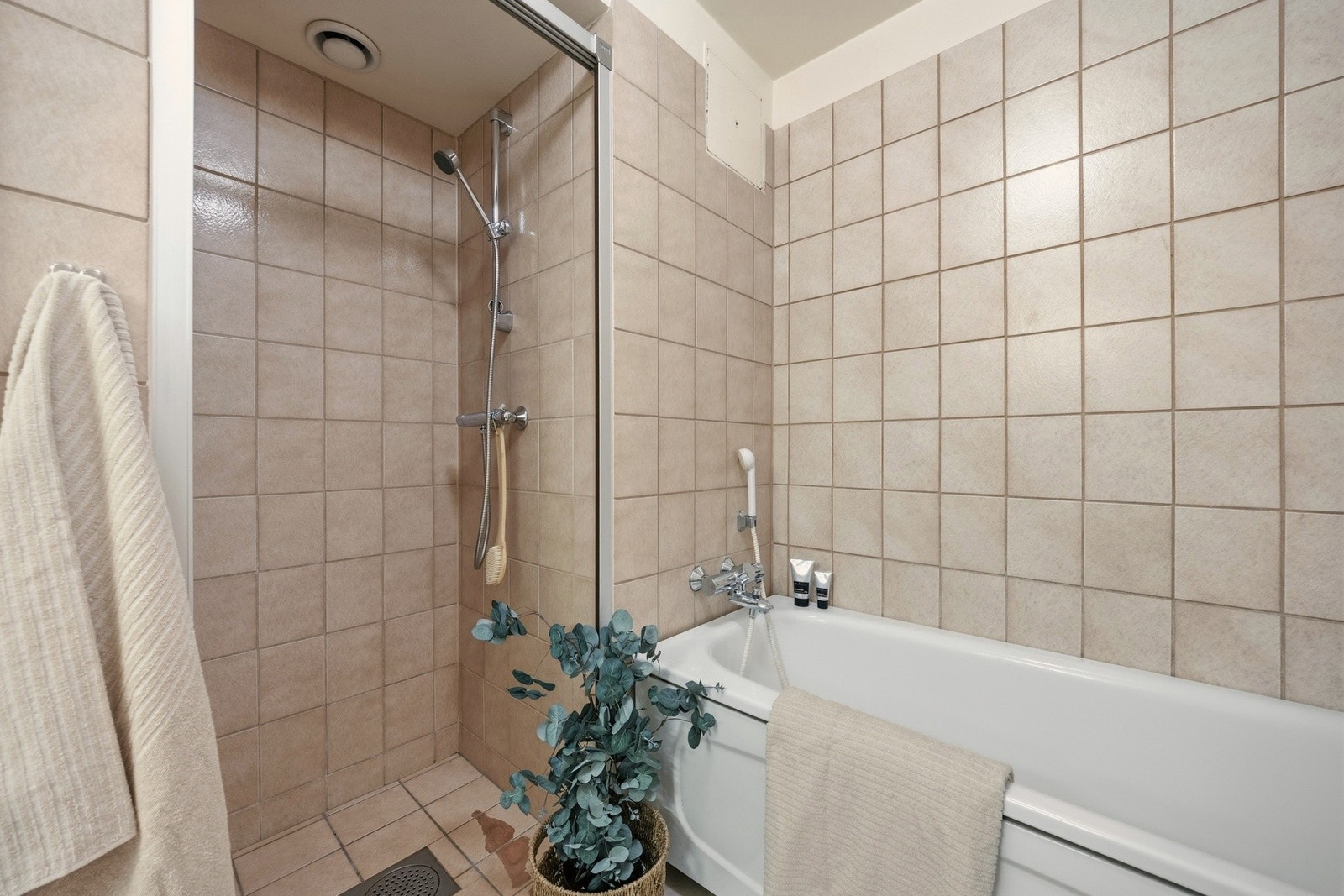 Frittstående badekar som gir badet et eksklusivt og avslappende preg - perfekt for rolige stunder og spa-følelse hjemme. Galleribilde