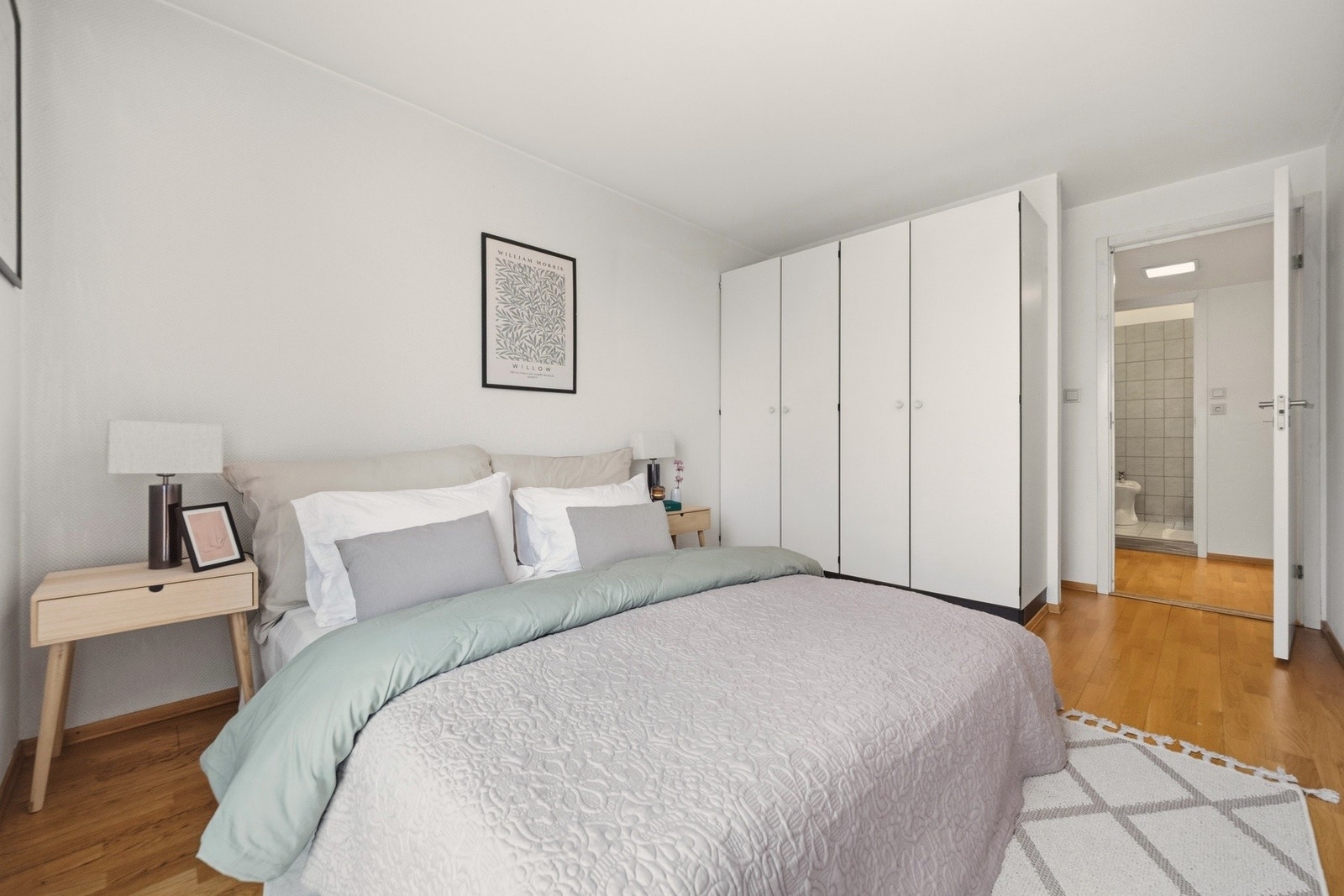 Det er satt inn et garderobeskap med god plass til oppbevaring av klær og tilbehør, som medfølger salget. Galleribilde