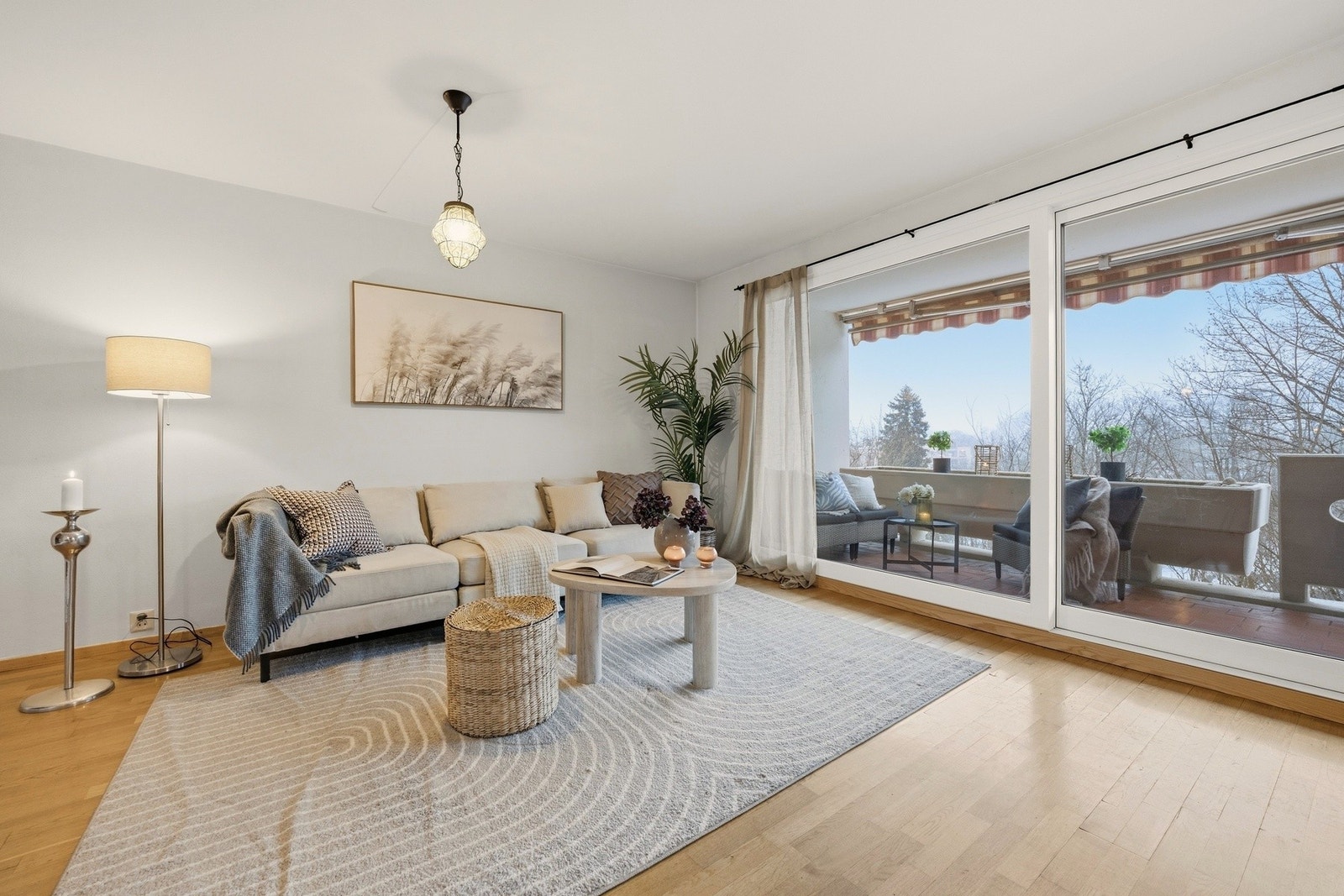 Stuen er et lyst og innbydende oppholdsrom med store vindusflater, samt utgang til en solrik balkong. Galleribilde