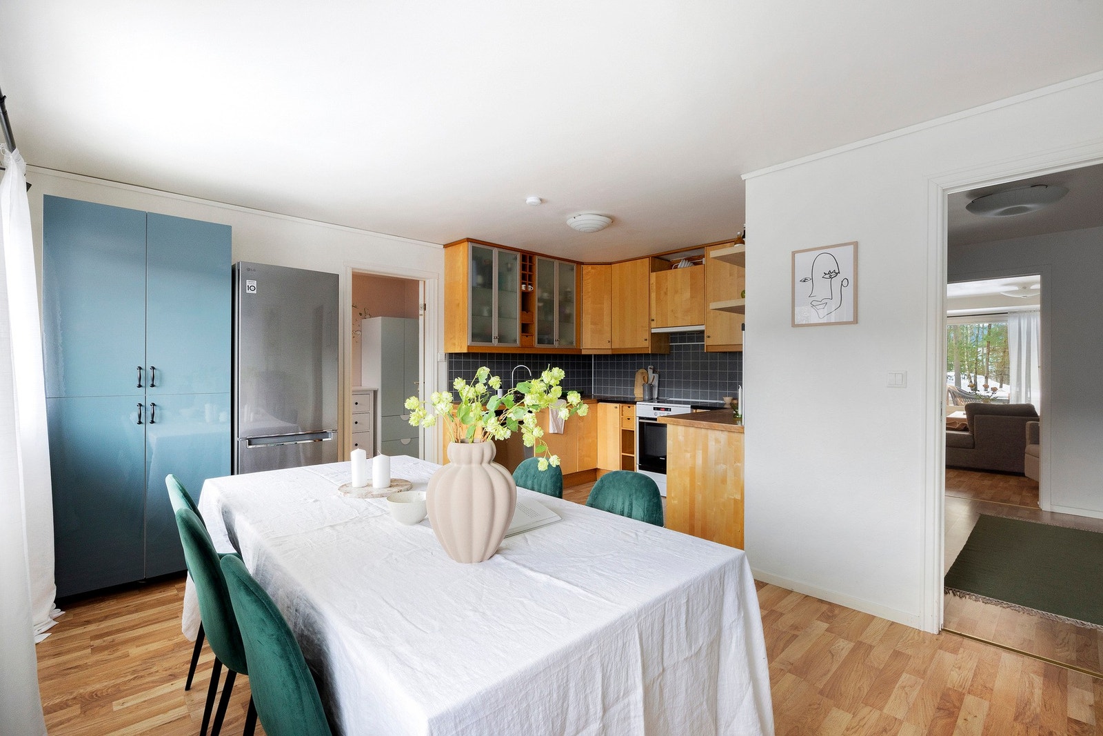 Separat kjøkkenløsning med god plass til en romslig spisegruppe. Galleribilde