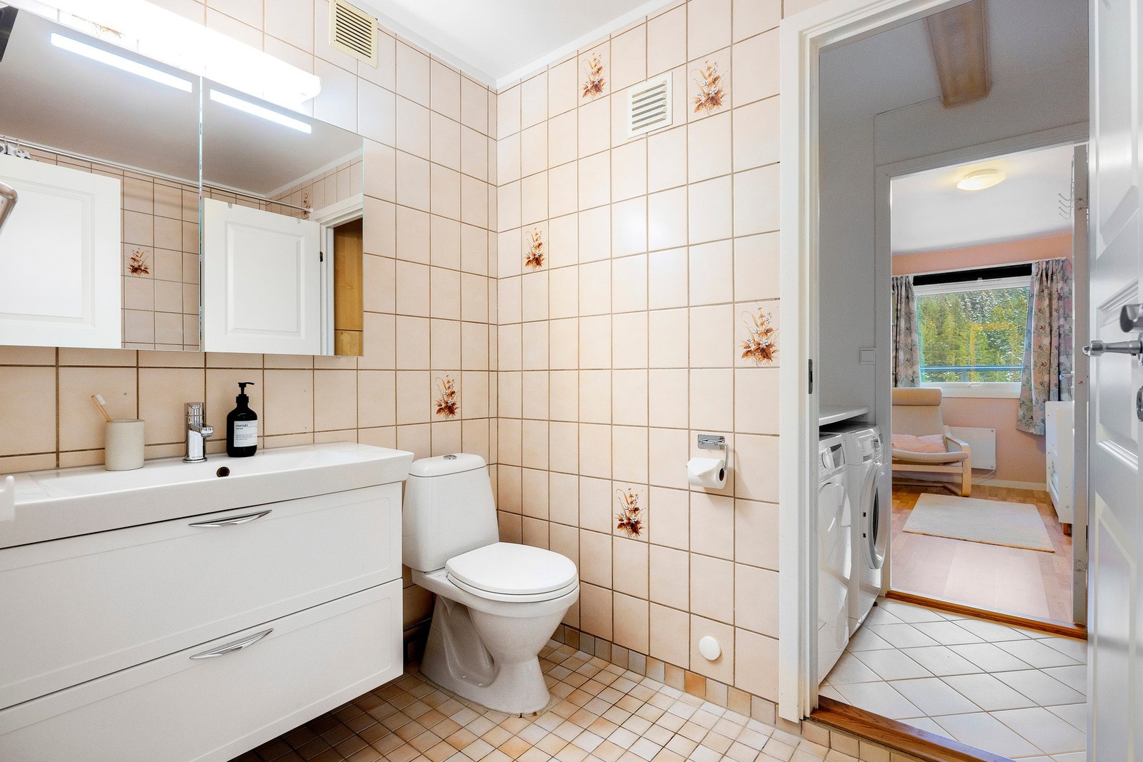 Flislagt bad i god størrelse. Fra badet kommer du til vaskerommet med opplegg for vaskemaskin og tørketrommel. Galleribilde