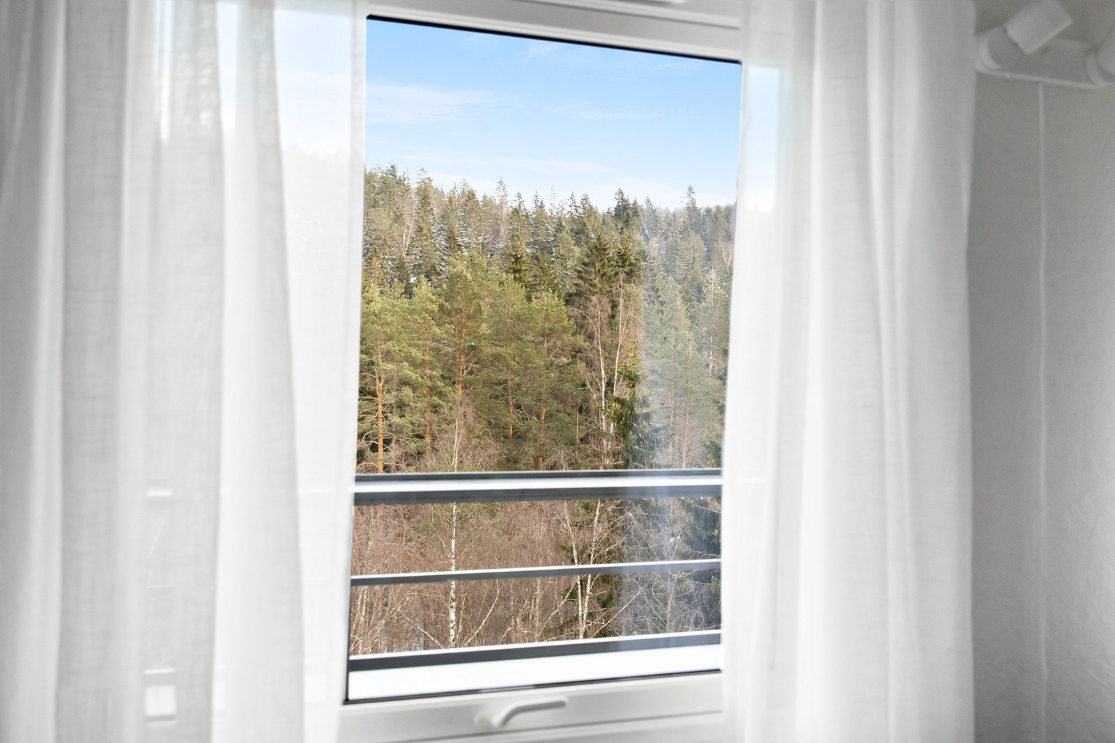 Soverommet vender mot marka som gjør rommet skjermet for støy. Galleribilde