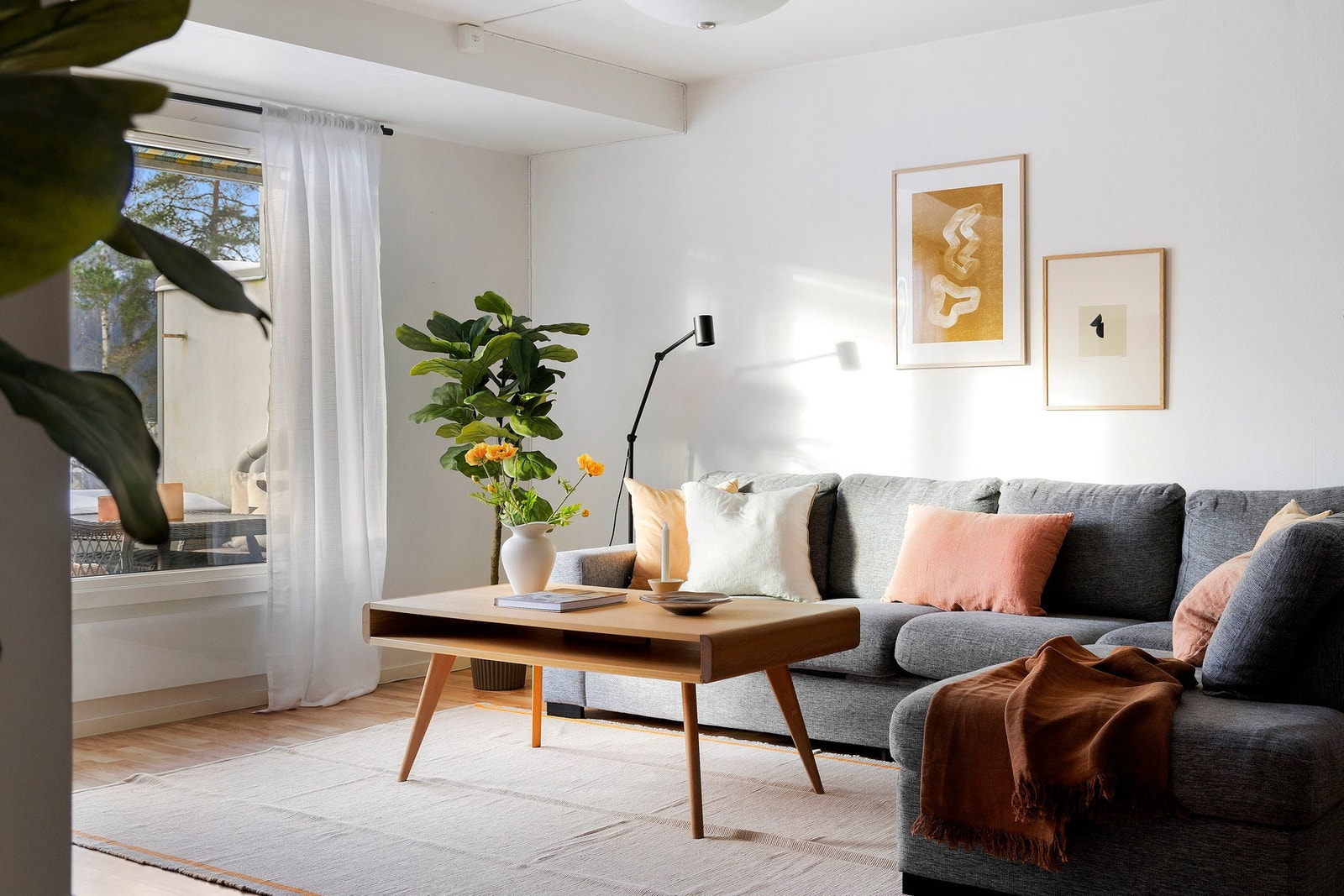 De store vindusflatene gir en god romfølelse. Boligen er gjennomgående og har mye lysinnslipp. Galleribilde