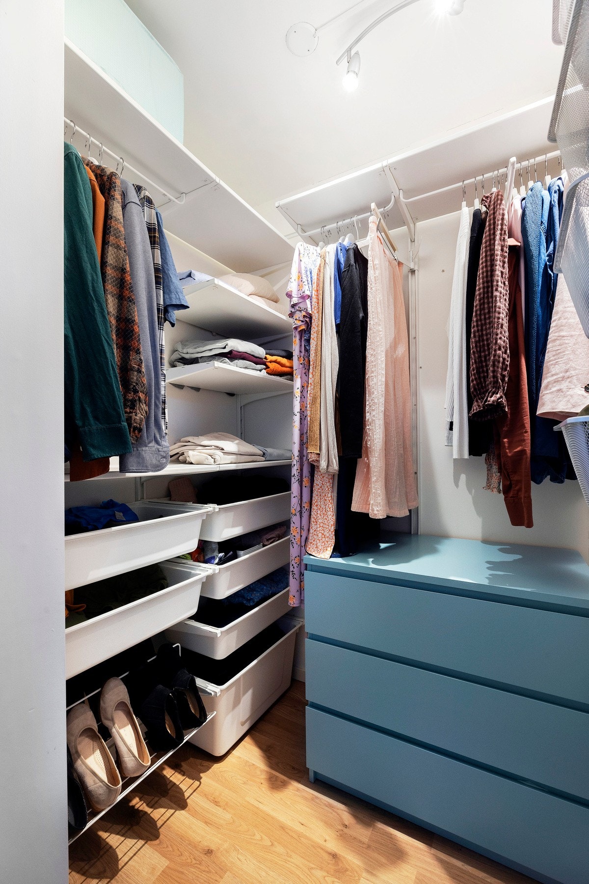 Her får du et eget walk-in-closet med god plass til klær! Galleribilde