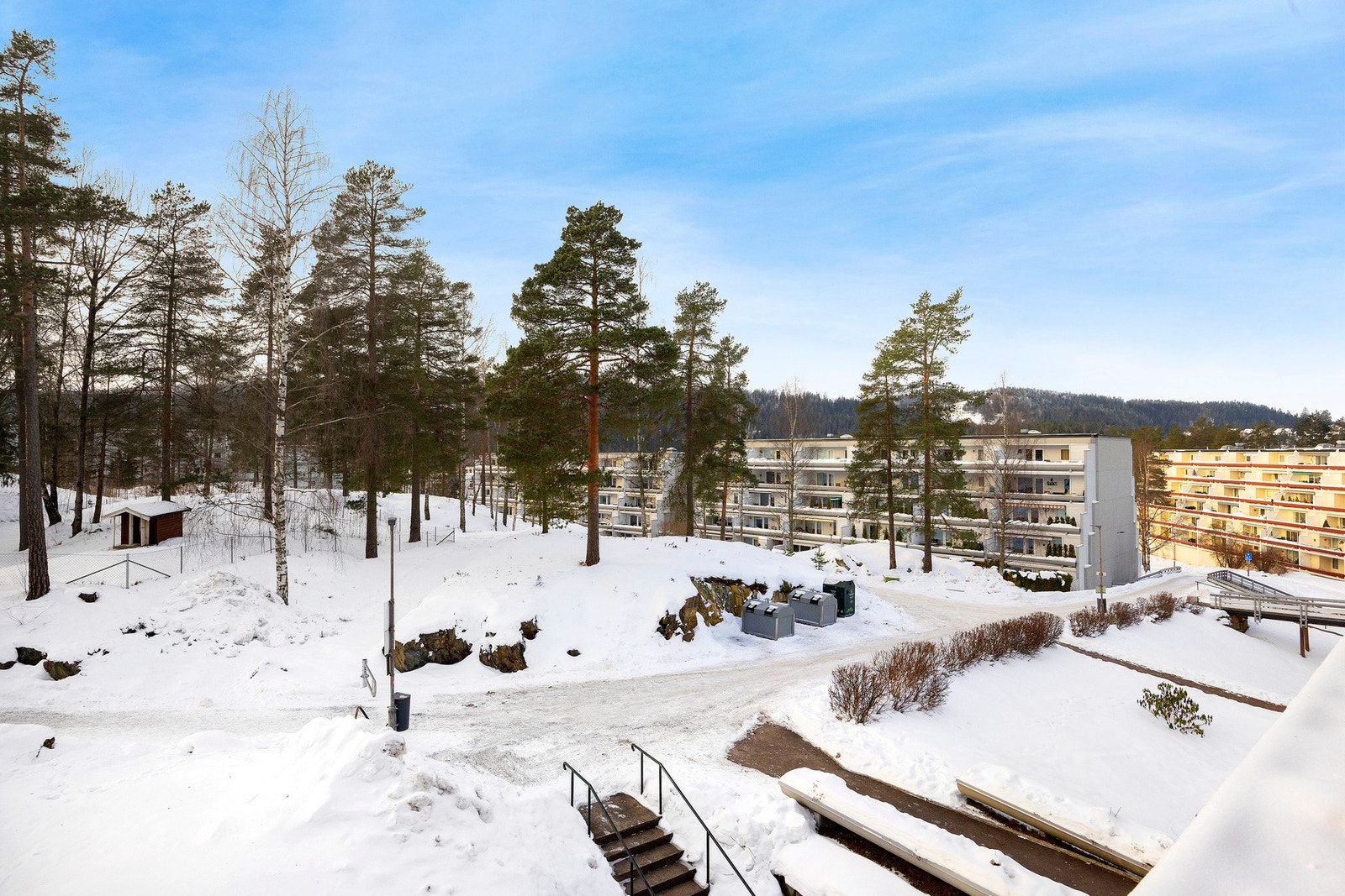 Her bor du i et hyggelig borettslag med nærhet til alt du trenger i hverdagen. Galleribilde