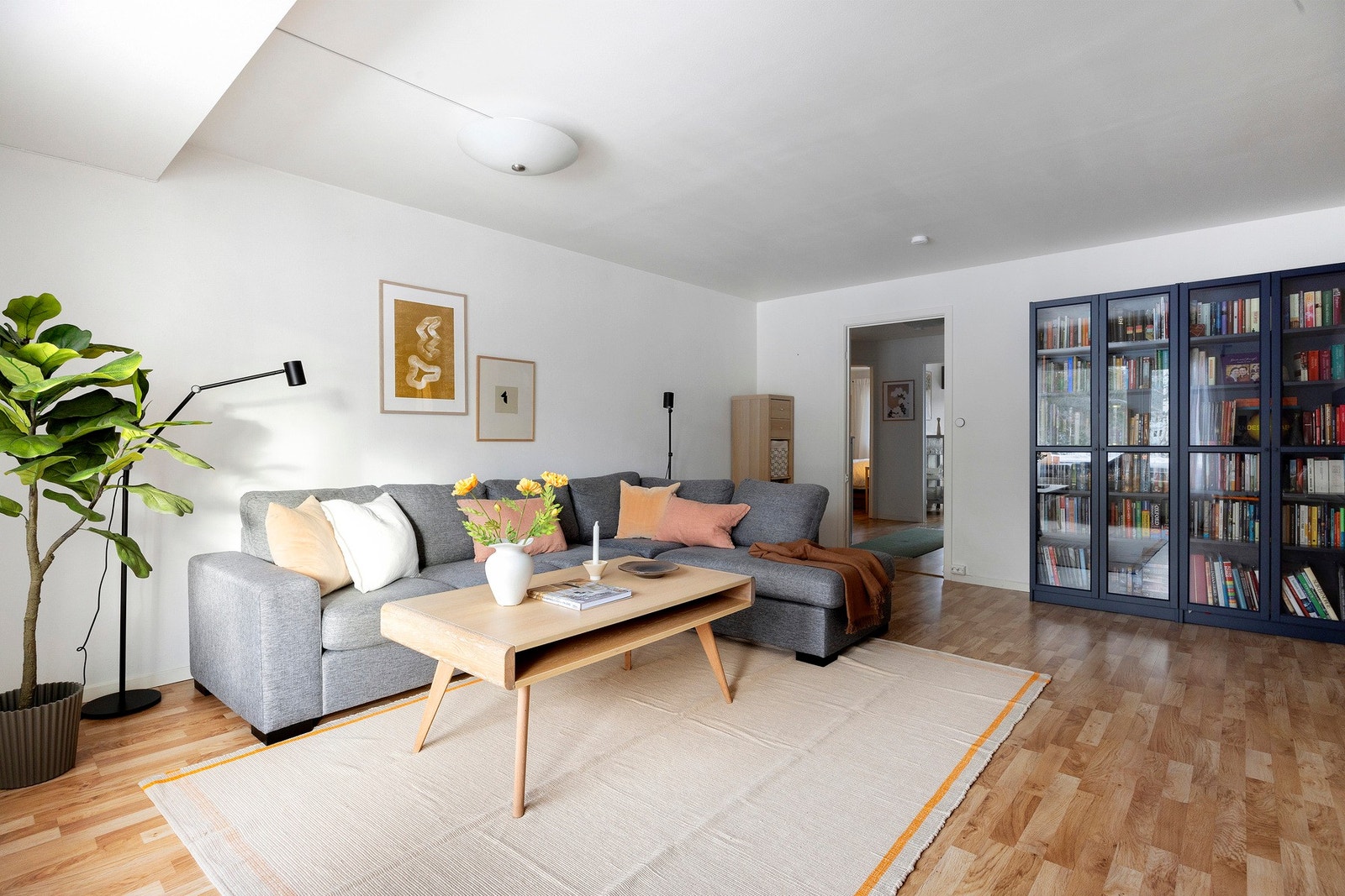 Stuen er av god størrelse med parkettgulv og lyse veggoverflater. Galleribilde