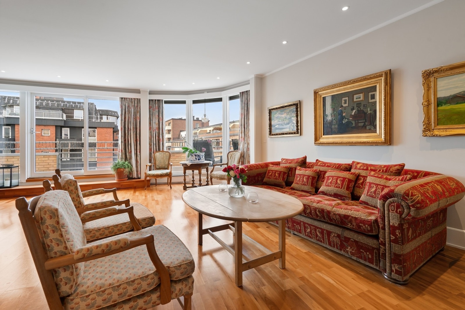 Det elektriske anlegget i leiligheten ble oppgradert i 2022, med nye downlights og wall-lights. Strømuttak i gulvet. Galleribilde