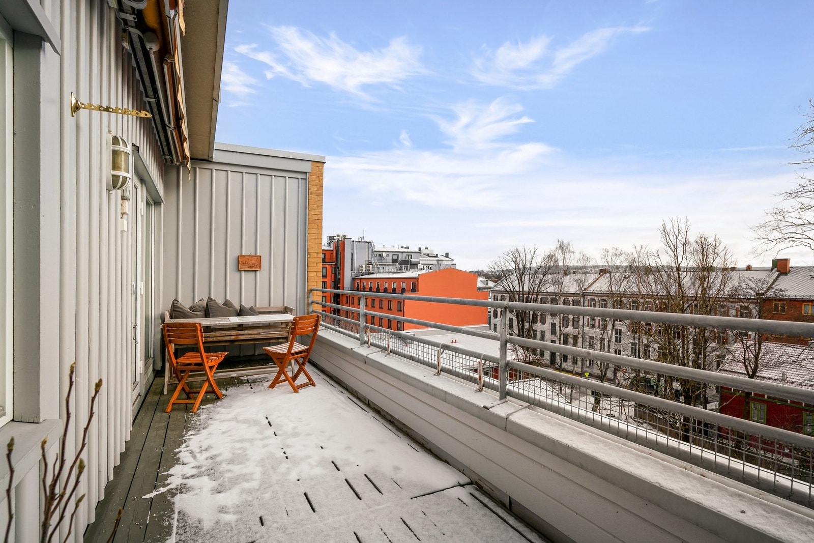 Fin sørøstvendt terrasse med sol fra morgen til ca kl. 16 sommerstid. Galleribilde