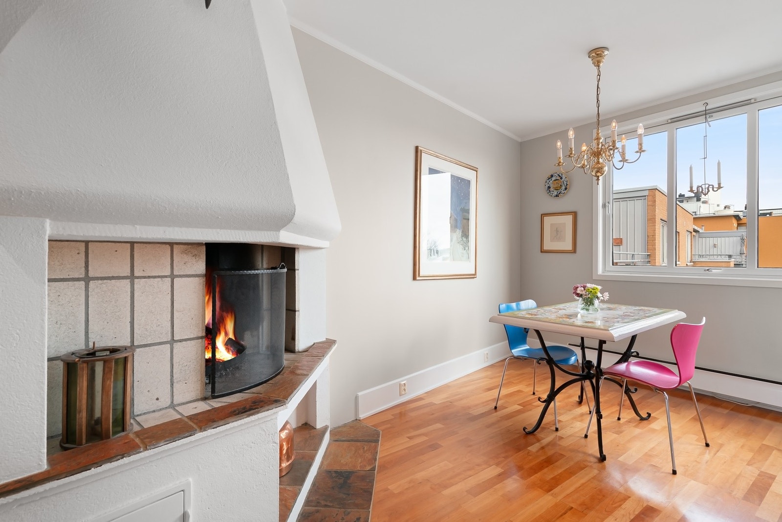 Spisestue tilknyttet kjøkkenet. Nyt for eksempel frokosten foran den koselige peisen. Galleribilde