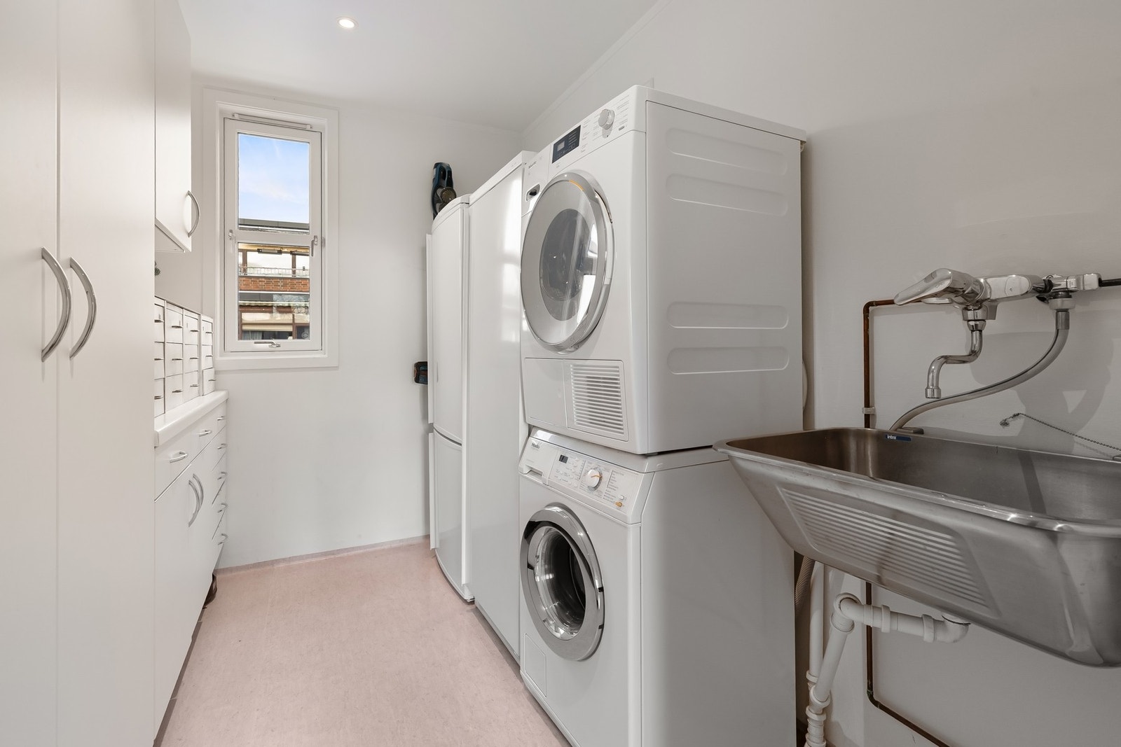 Separat og romslig vaskerom med god plass til skap og annen oppbevaring samt utslagsvask. Galleribilde