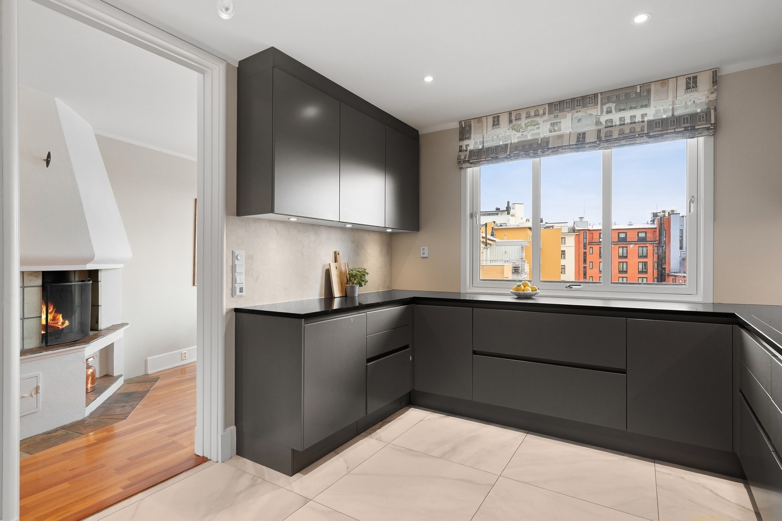 Stilren HTH-kjøkkeninnredning fra 2020. Det er godt med skap- og benkeplass, samt hyggelig utsyn fra kjøkkenvinduet. 30 mm benkeplate i kompositt. Galleribilde