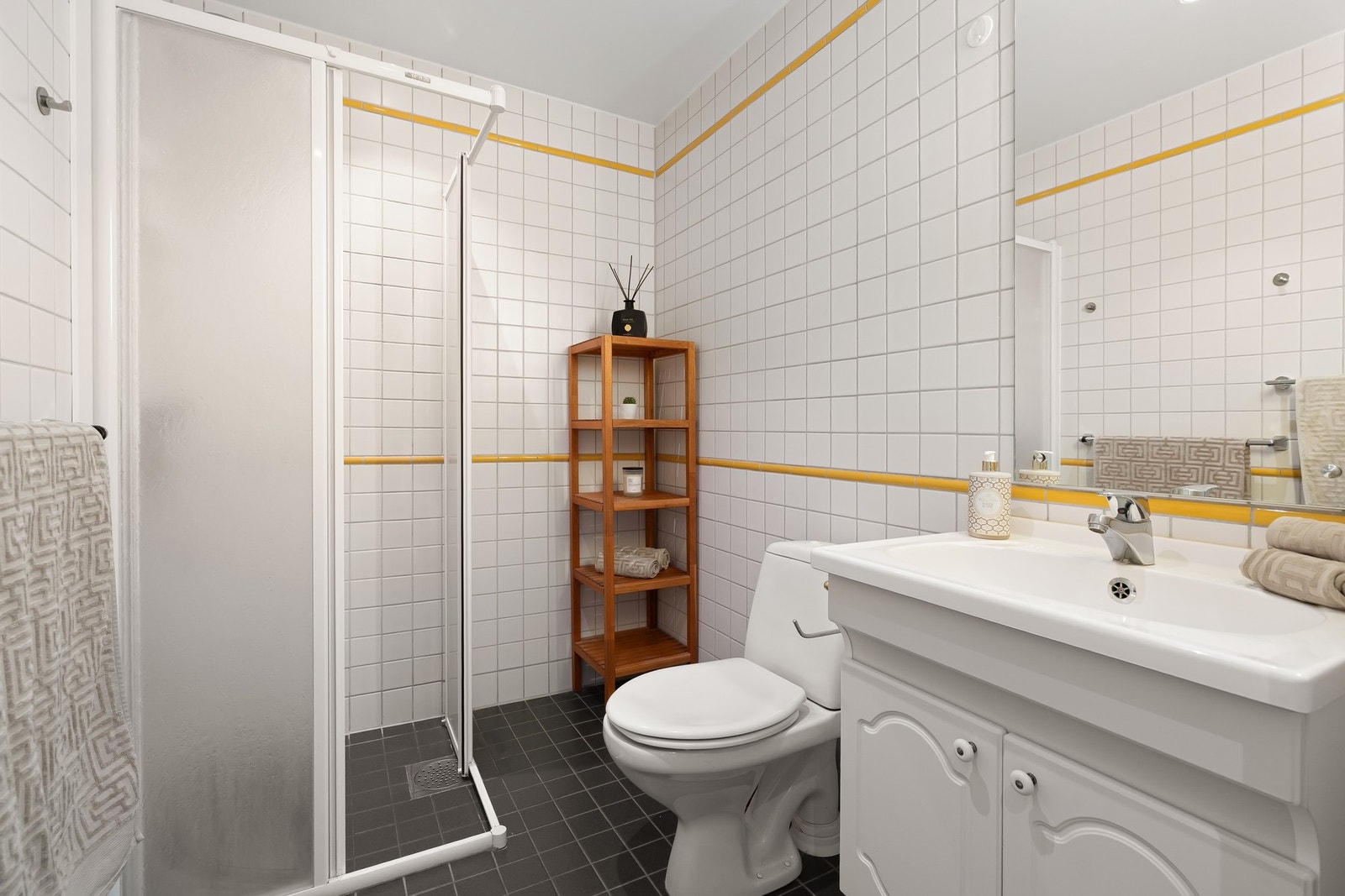 Gjestebad med dusj, toalett og servant. Adkomst fra hallen. Galleribilde