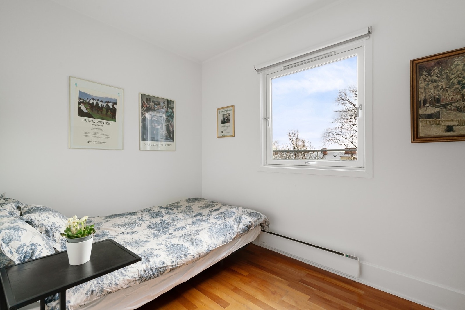 Soverom med plass til seng og oppbevaring. Galleribilde