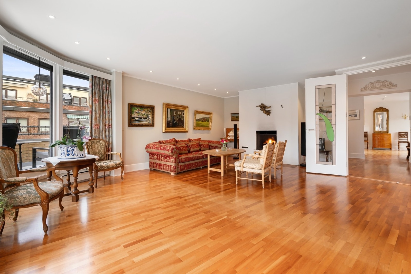 Vakre doble fløydører designet av billedkunstner Guttorm Guttormsgaard. Galleribilde