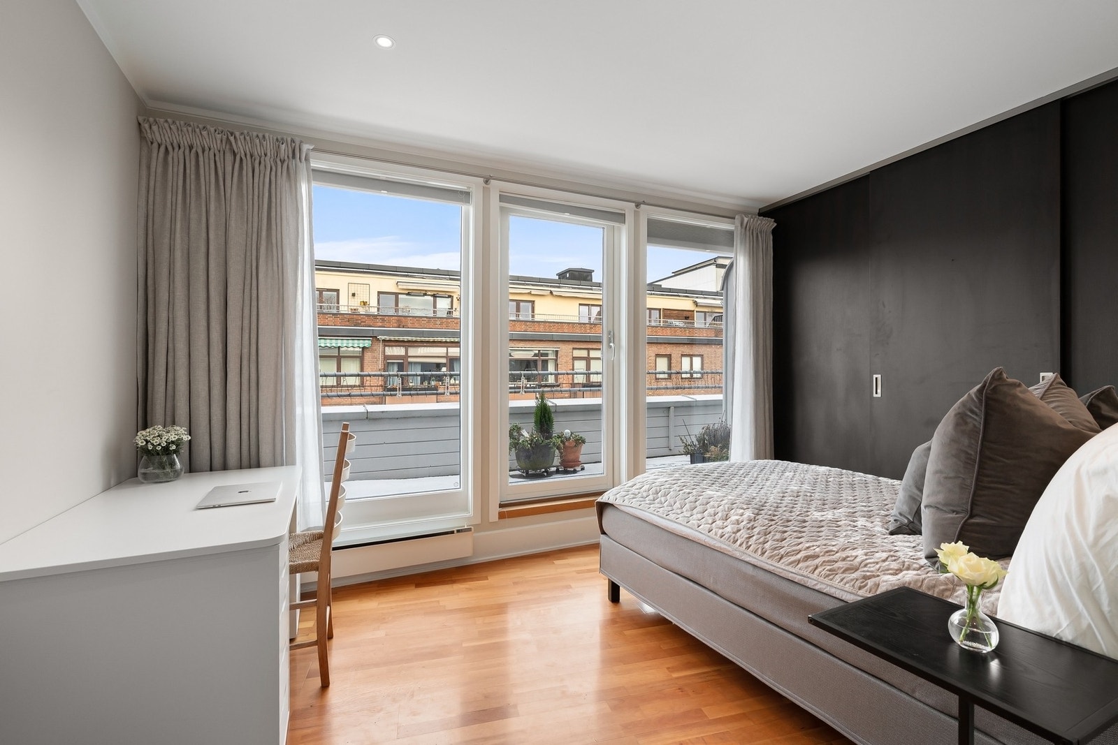 Soverom med store vindusflater og god plass til dobbeltseng, kontorplass og garderobe. Utgang til terrasse. Galleribilde