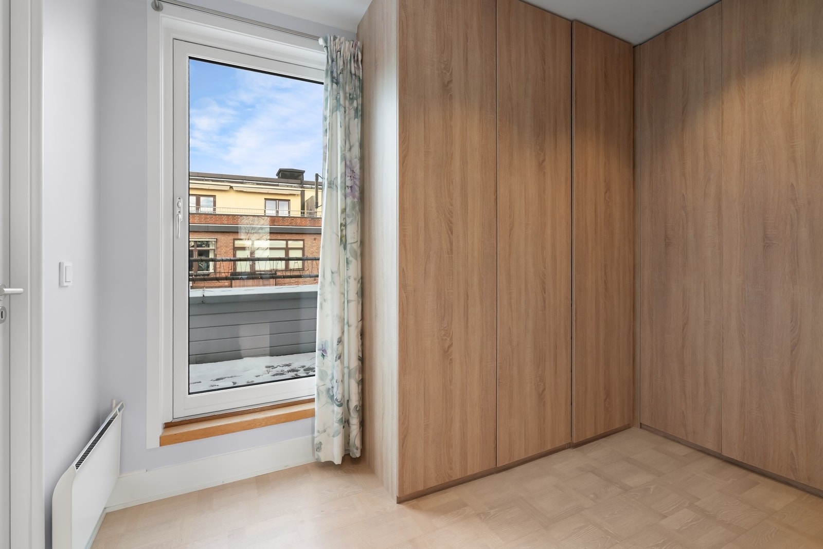 Fra garderoberommet er det tilgang til hovedbadet samt utgang til terrasse. Galleribilde