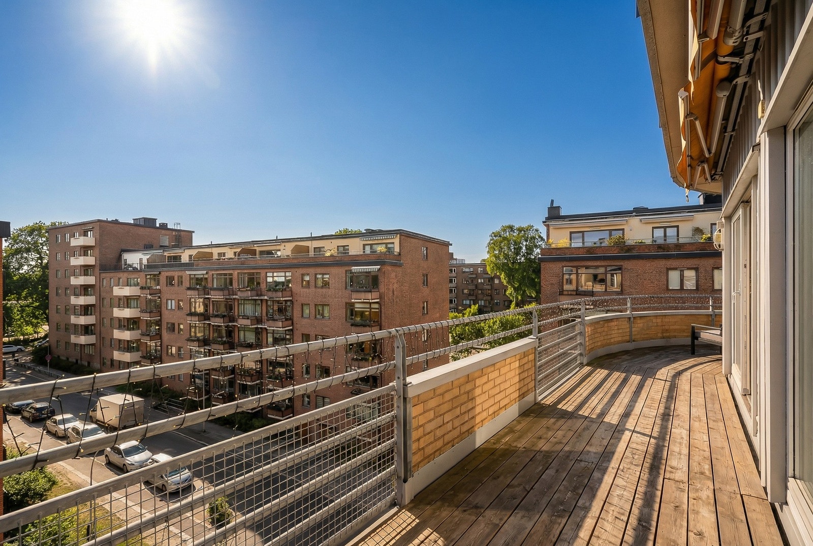 Hjørneleilighet med fantastiske solforhold. (KI-redigert sommerbilde). Galleribilde