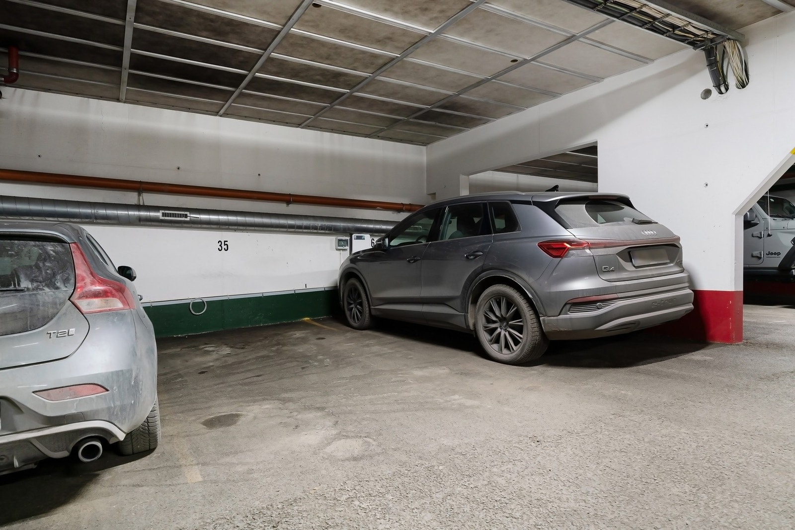 Det medfølger 2 garasjeplasser. Det er montert lader på den ene plassen. Galleribilde