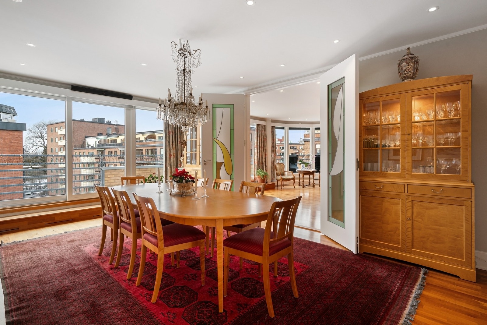 Spisestuen har god plass til stort spisebord og egner seg godt for store selskap med dekket langbord. Galleribilde