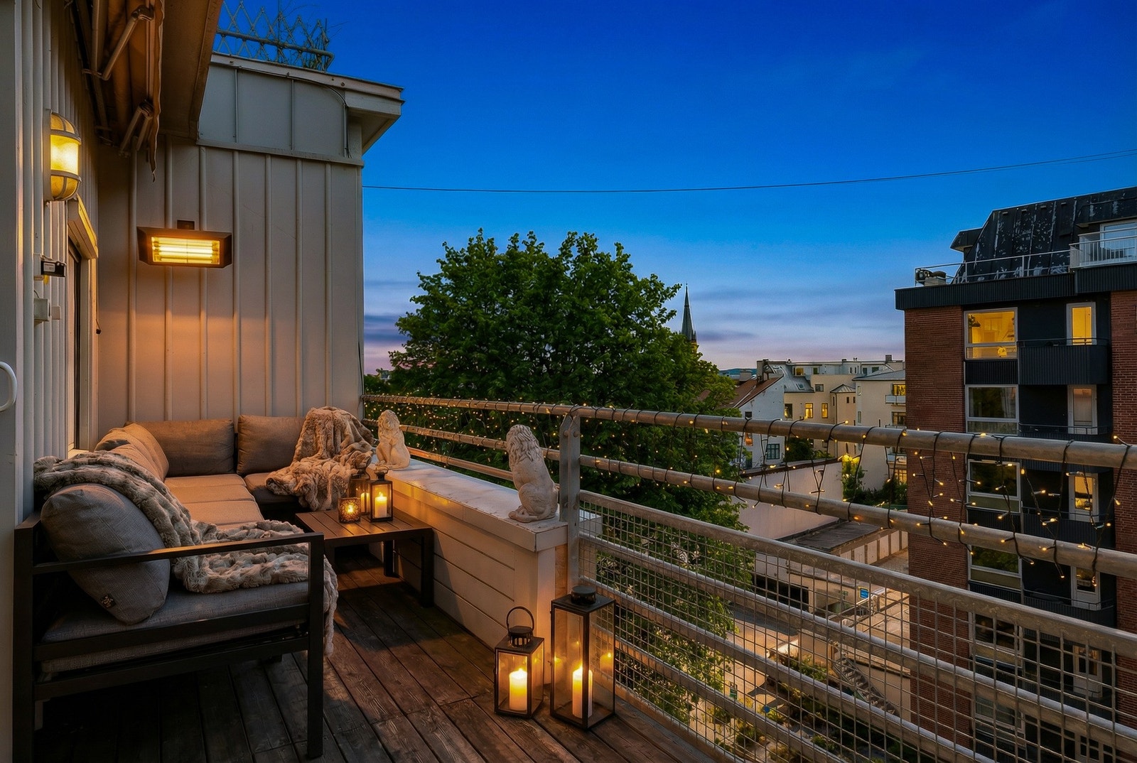 Velkommen til Holmboes gate 6 B - presentert av Tinholt Eiendomsmegling. (KI-redigert sommerbilde). Galleribilde