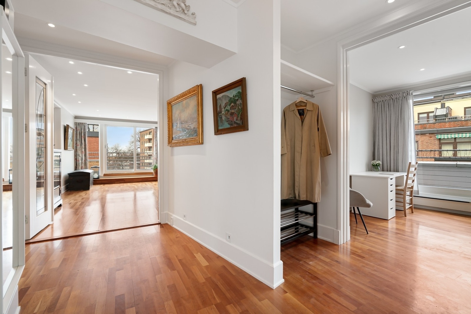 Hall. Stuen rett frem samt soverom og gjestebad til høyre. Praktisk nisje for sko og ytterklær. Galleribilde