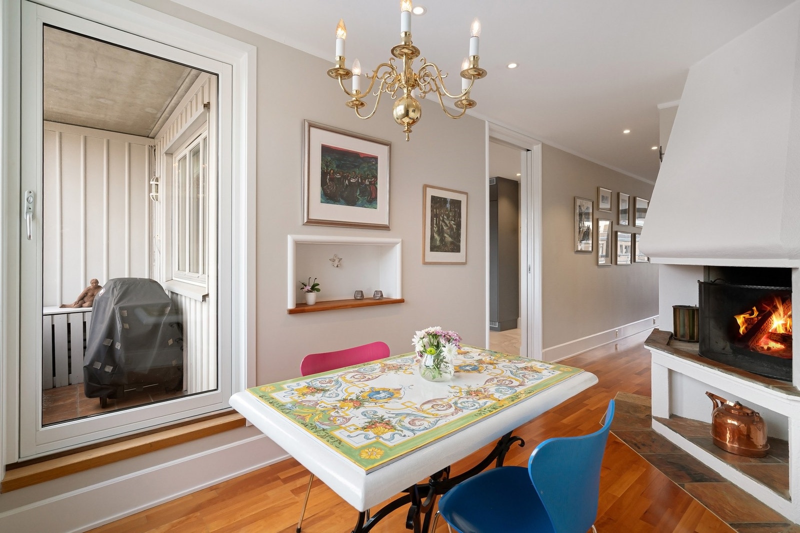 Balkong i tilknytning til spisestue/ kjøkken - praktisk mtp. grill. Galleribilde