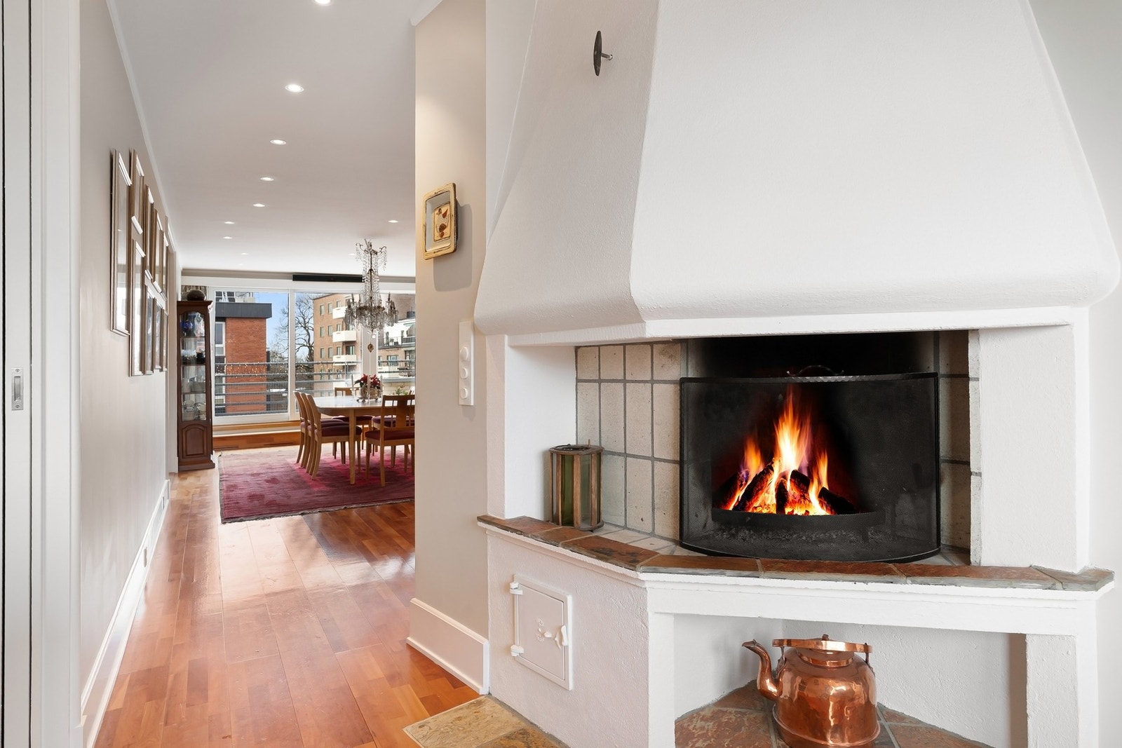 Det er to peiser i leiligheten. Galleribilde