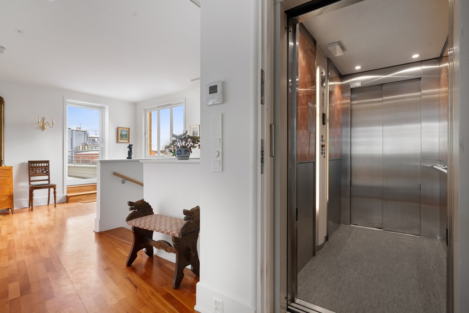 Det er direkte heisadkomst inn i boligen som gir en ekte penthouse-følelse. Galleribilde
