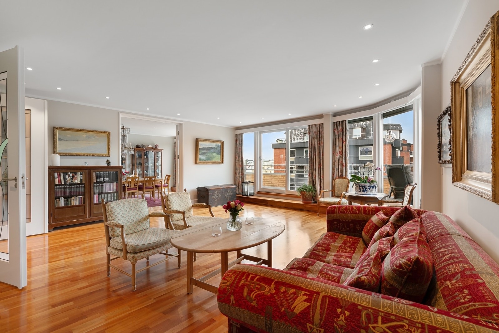 Den romslige stuen gir mulighet for å møblere med flere ulike soner. Galleribilde