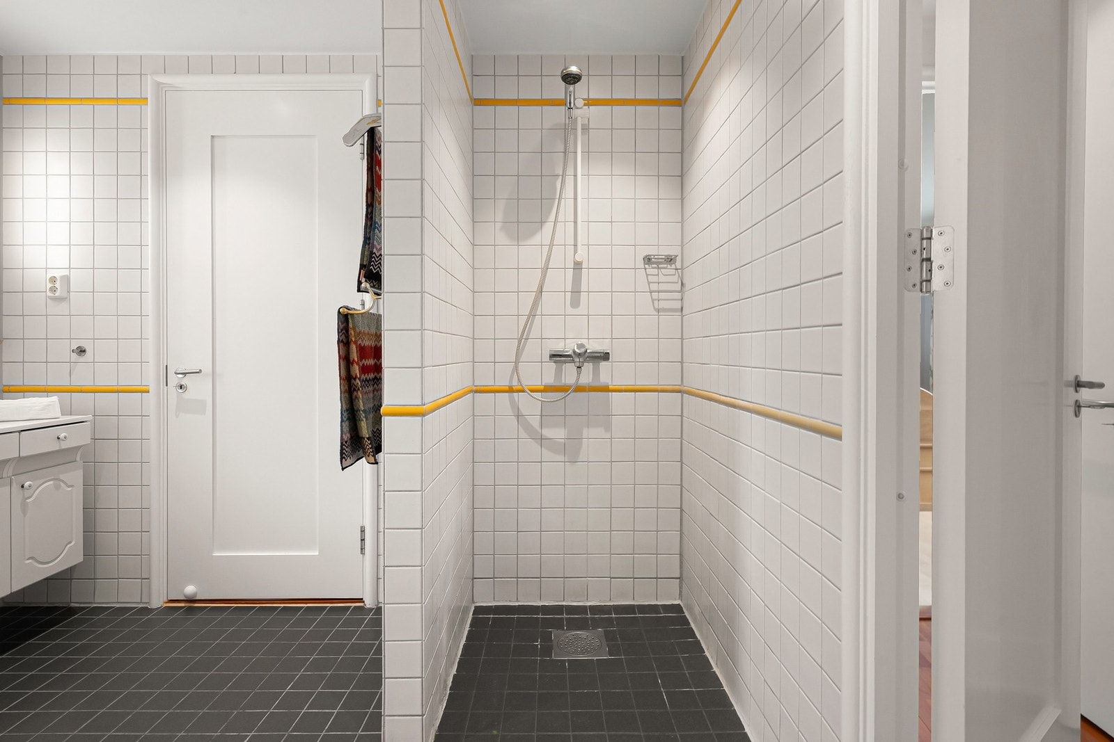 Det er varme i gulv på baderommene. I tillegg til hovedbadet har leiligheten ett bad til samt separat vaskerom. Galleribilde