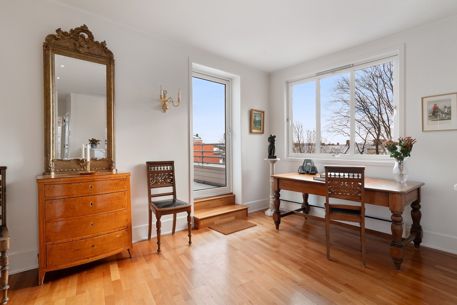 Kontorplass i hallen med hyggelig utsyn og lysinnslipp. Galleribilde