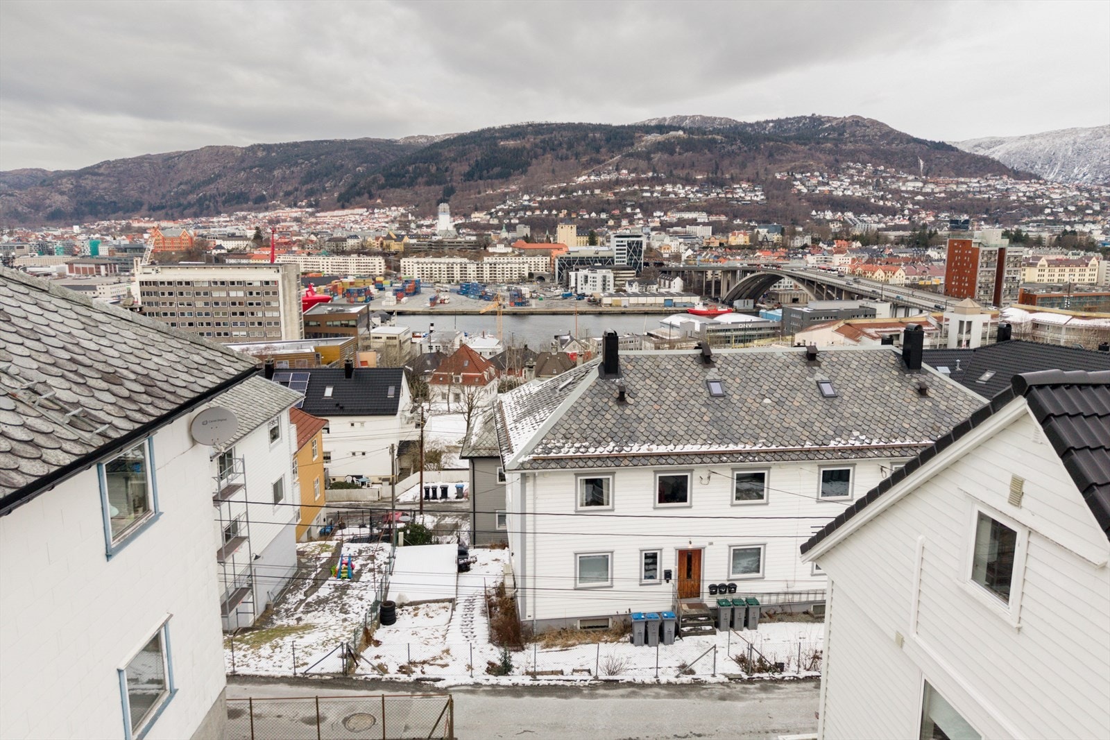 Det er kort gangavstand til flere dagligvarebutikker og busstopp Galleribilde