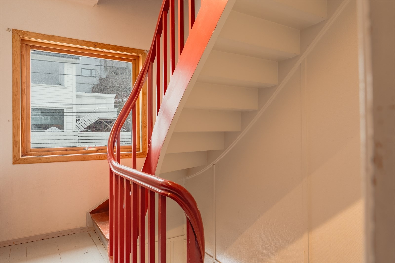 Leiligheten ligger i byggets 2.etasje Galleribilde