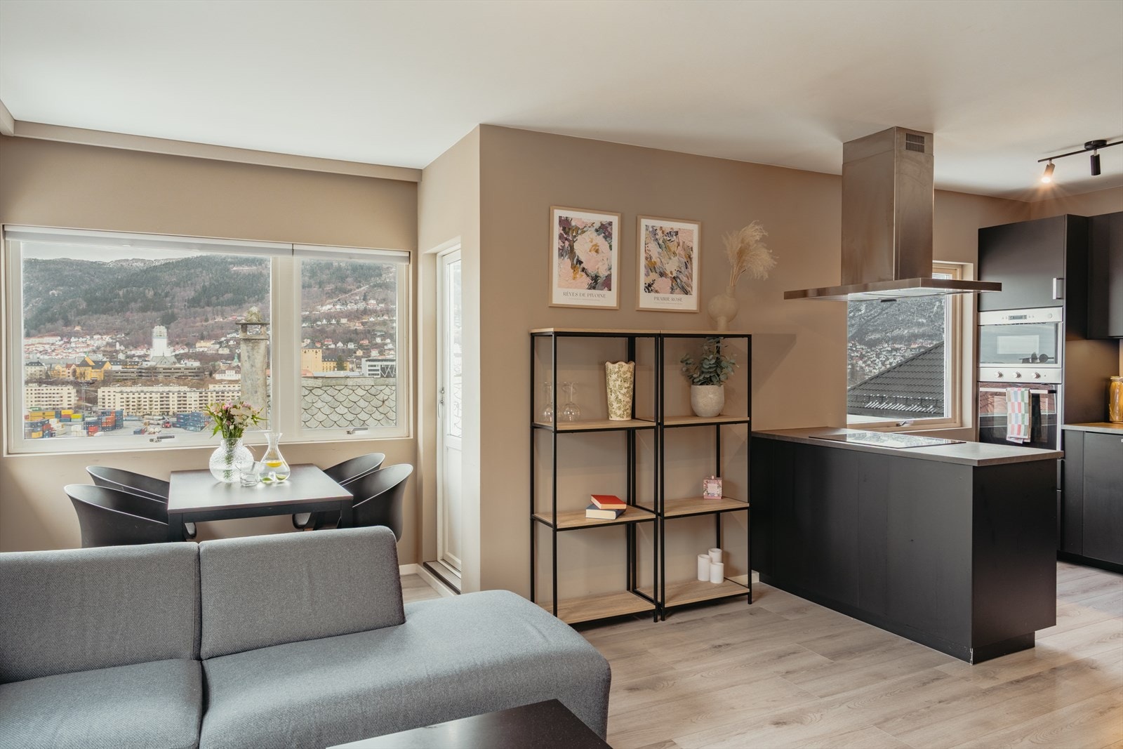 Leiligheten har en åpen stue- og kjøkkenløsning som gir maksimal utnyttelse av arealet Galleribilde