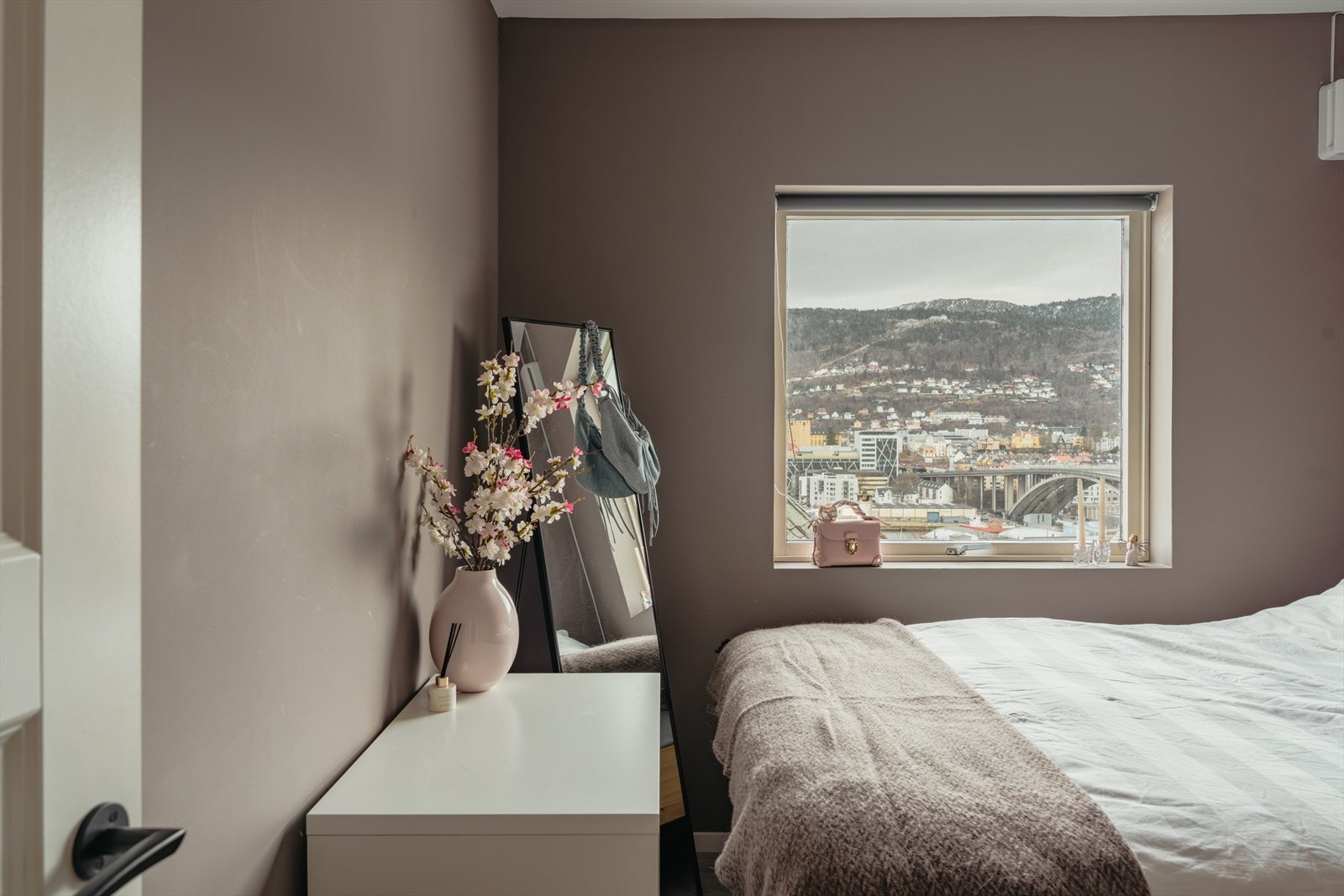 De to øvrige soverommene passer godt som barnerom, gjesterom eller hjemmekontor Galleribilde