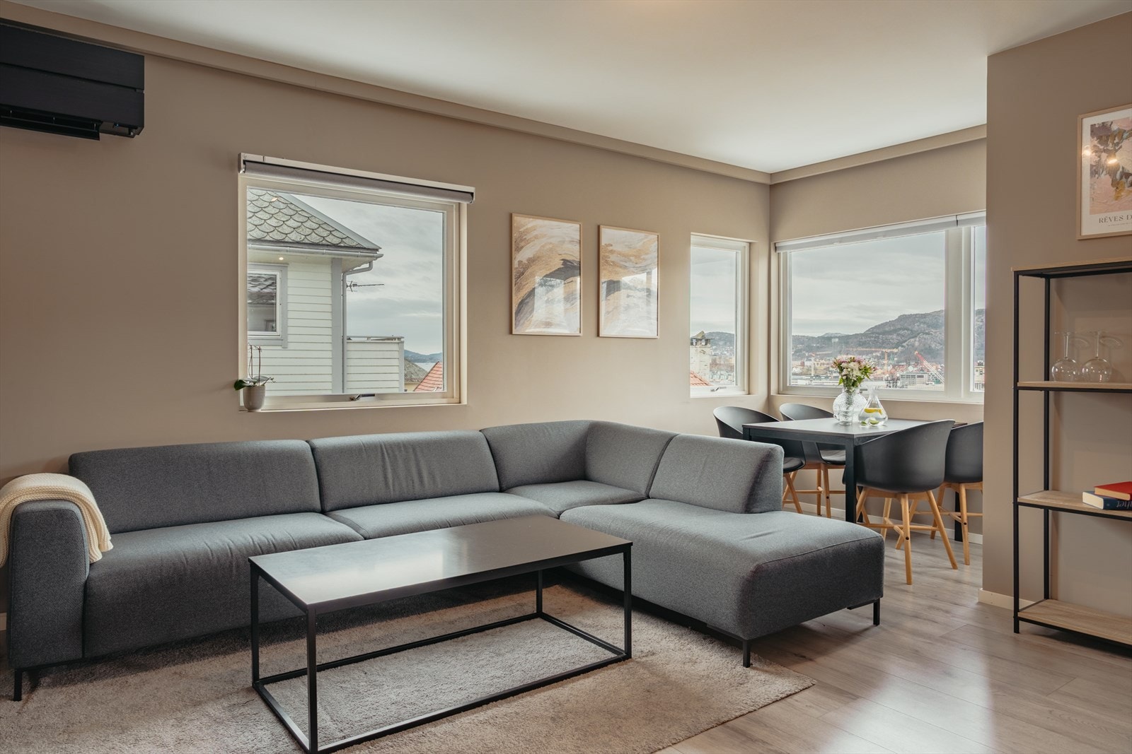 Det er godt med naturlig lysinnslipp fra store vindusflater Galleribilde