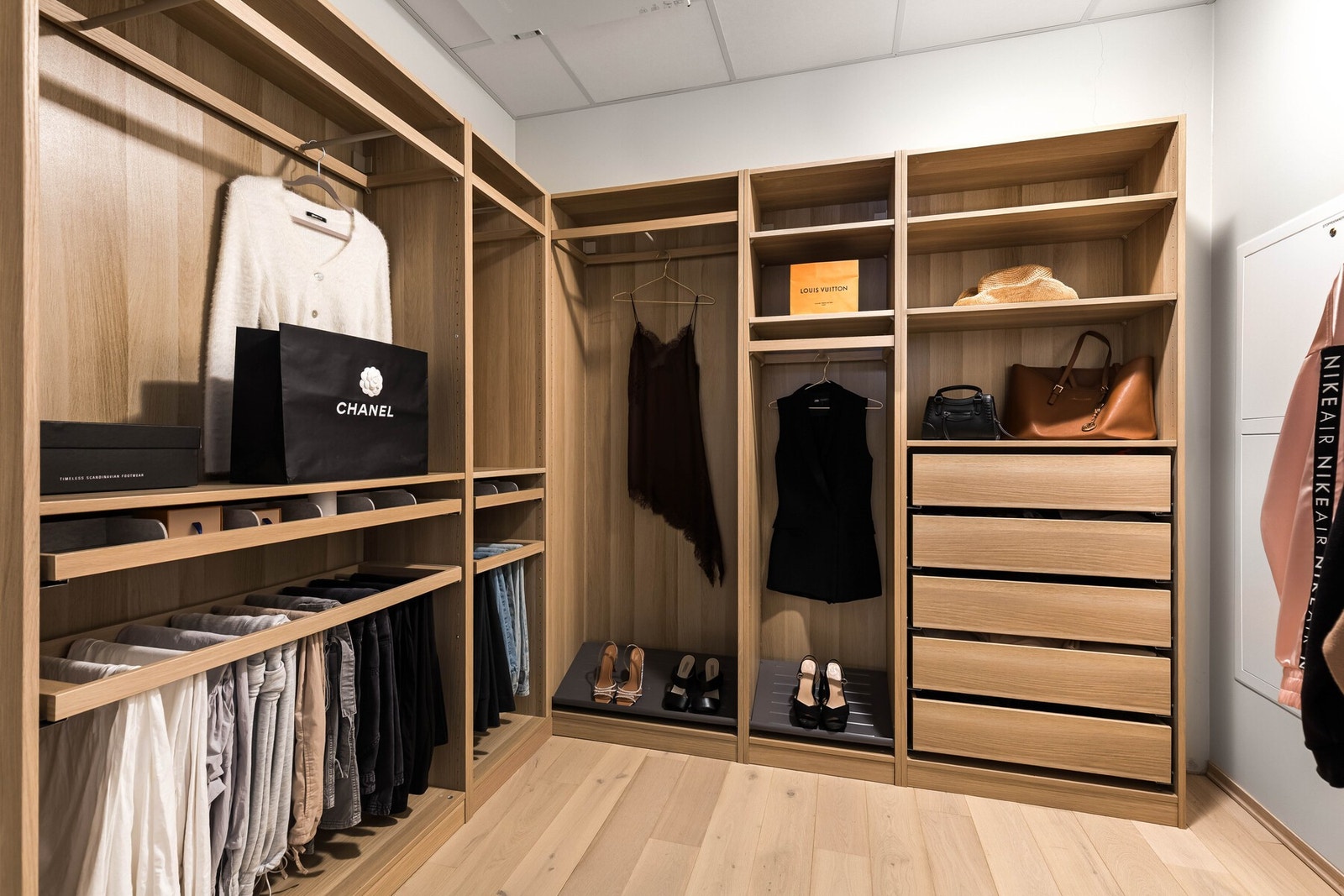 I direkte tilknytning ligger et praktisk walk-in closet, innredet med åpen skapinnredning som gir gode oppbevaringsmuligheter og enkel oversikt. Galleribilde