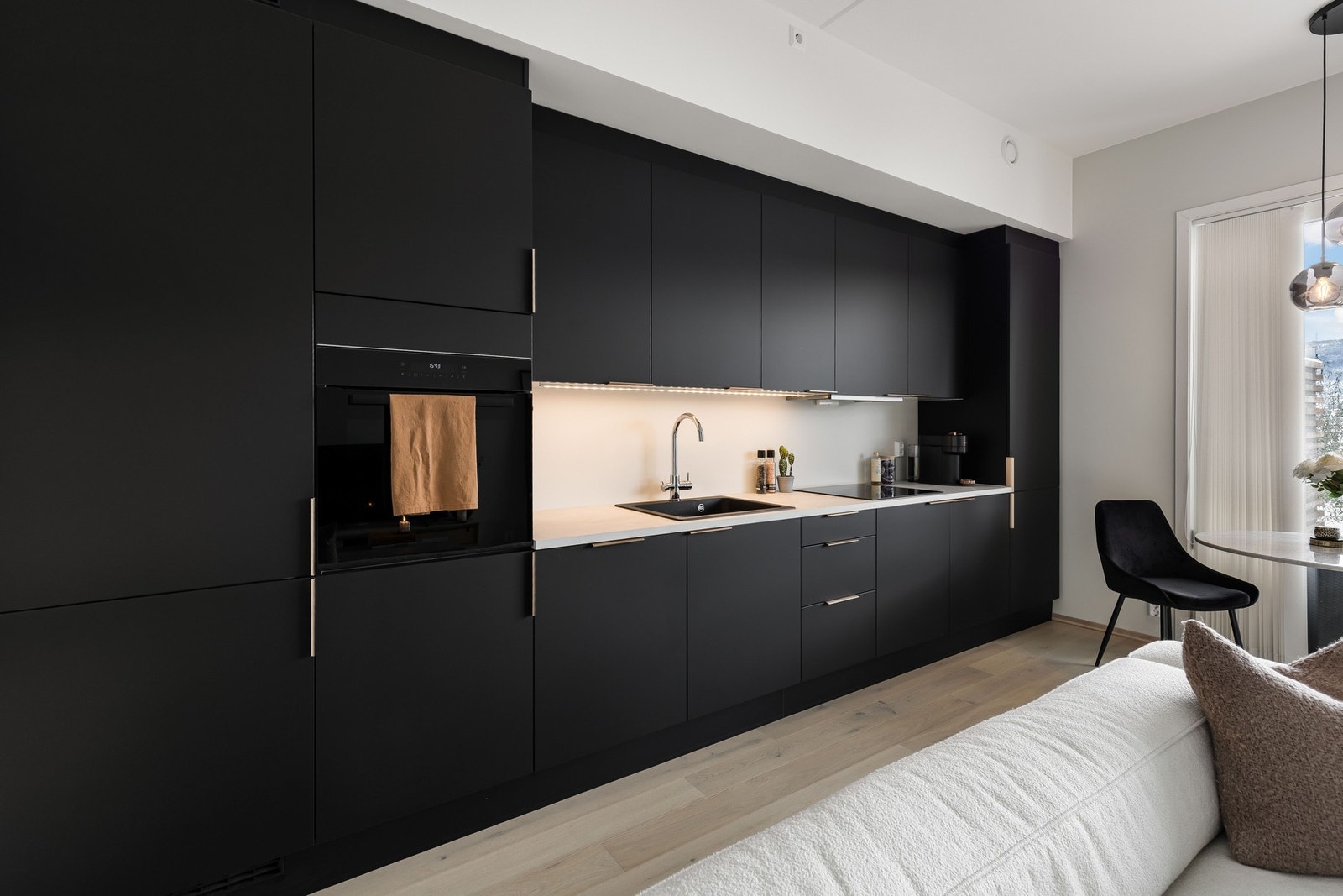 Kjøkkeninnredningen er fra 2023 og levert av Designa Kjøkken. Galleribilde